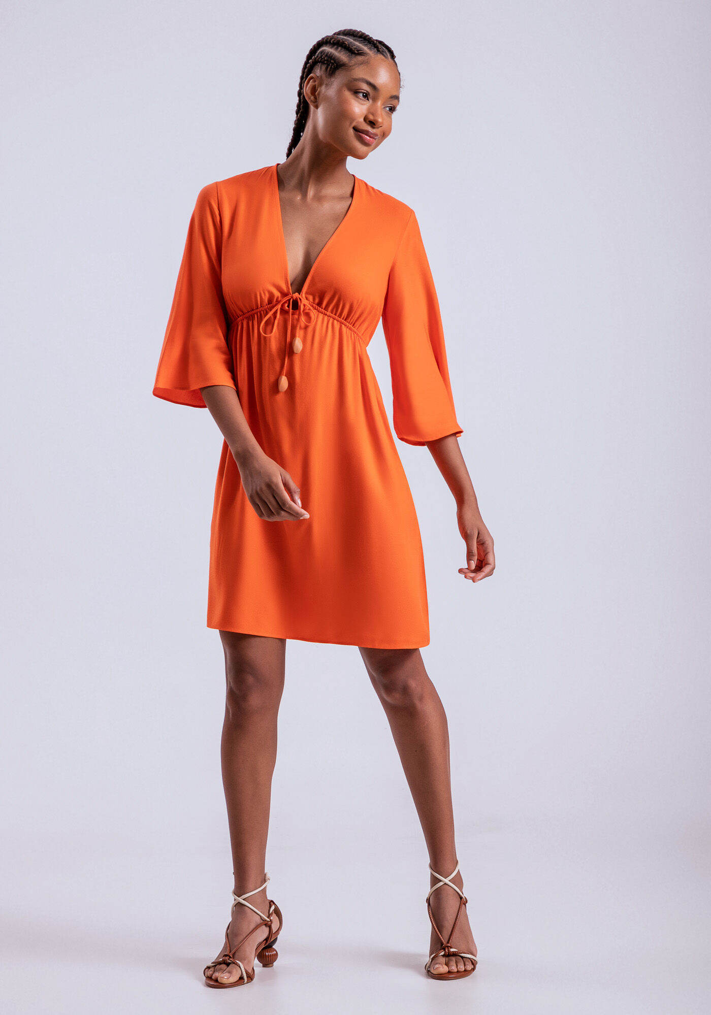 Vestido Curto Crepe com Amarra o Decote Lez a Lez