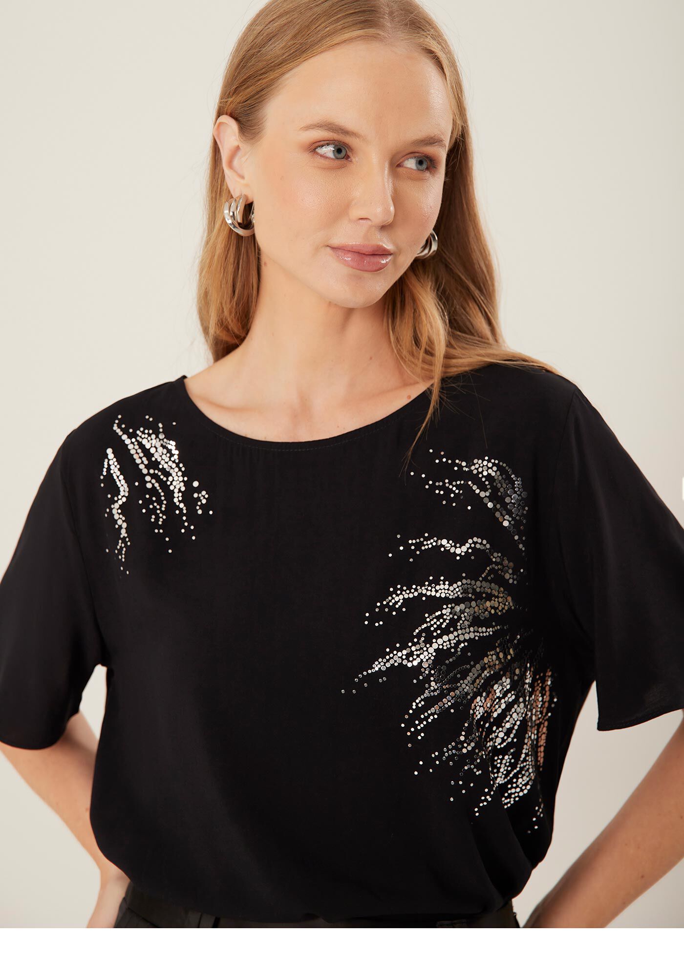 Blusal Manga Curta em Viscose com Paet&ecirc;s, PRETO, large.