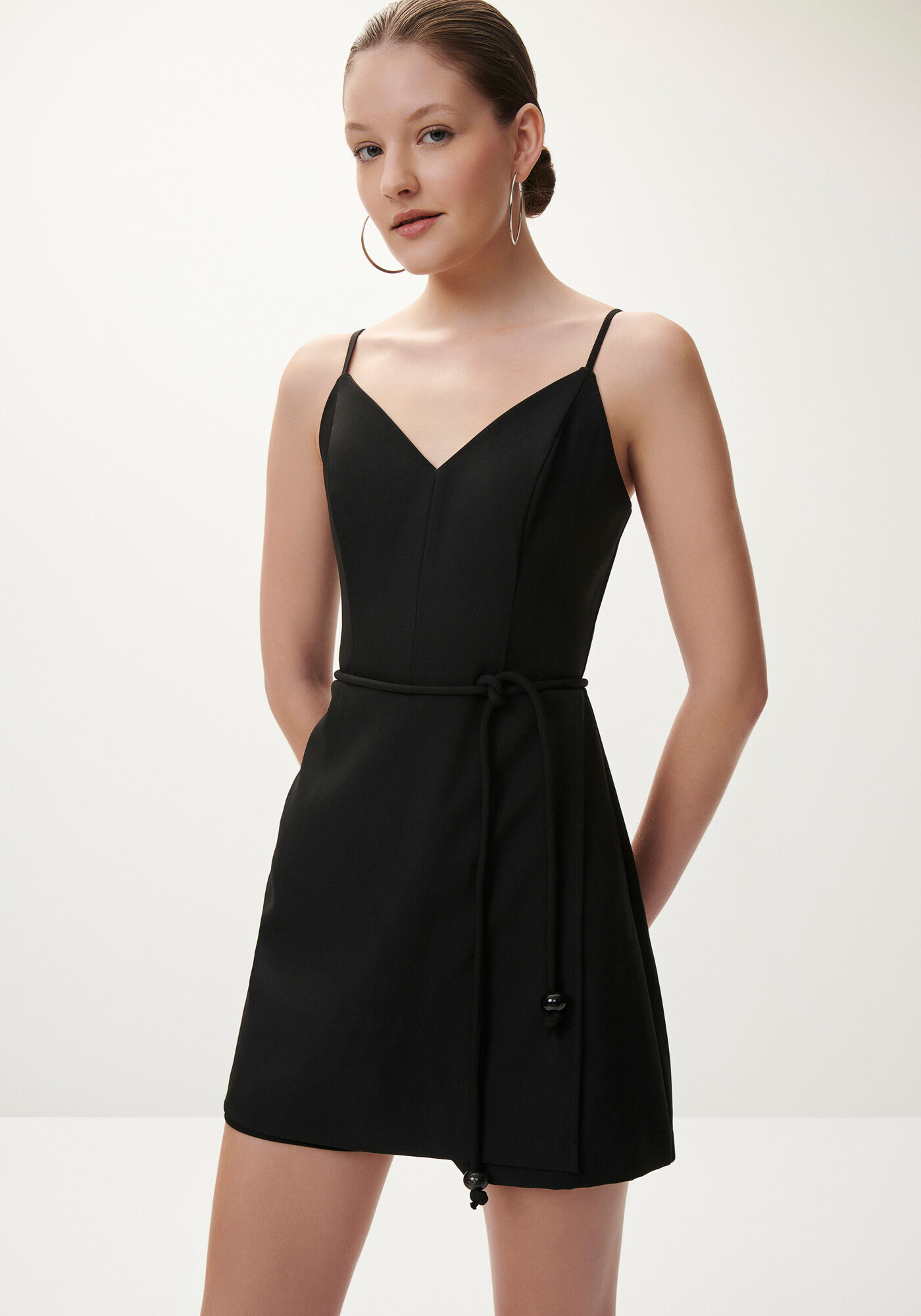 Macac&atilde;o Curto com Recorte Sobreposto e Cinto, , large.