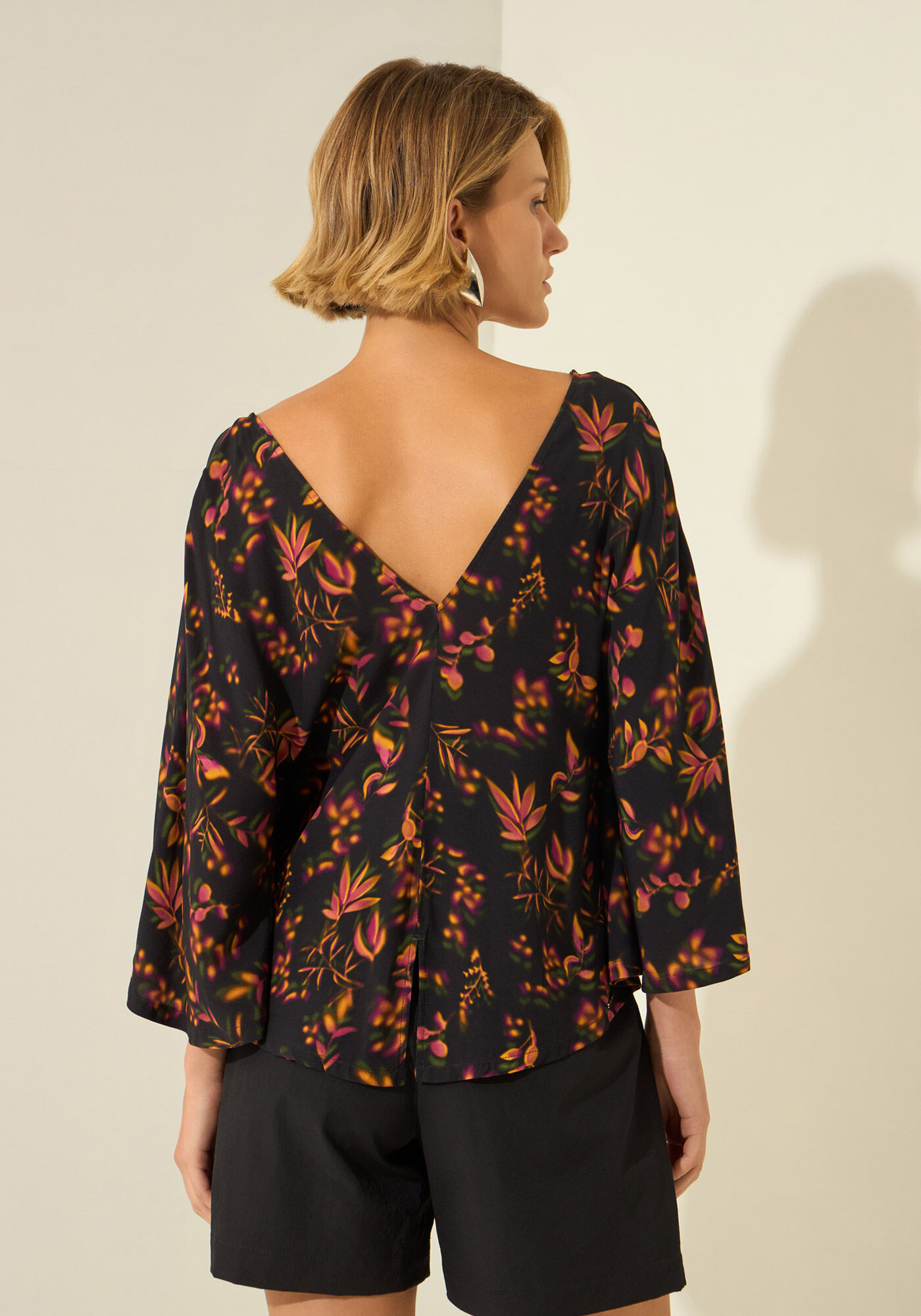 Blusa Estampada Com Mangas Amplas E Decote Em V, DELICADEZA PRETO, large.