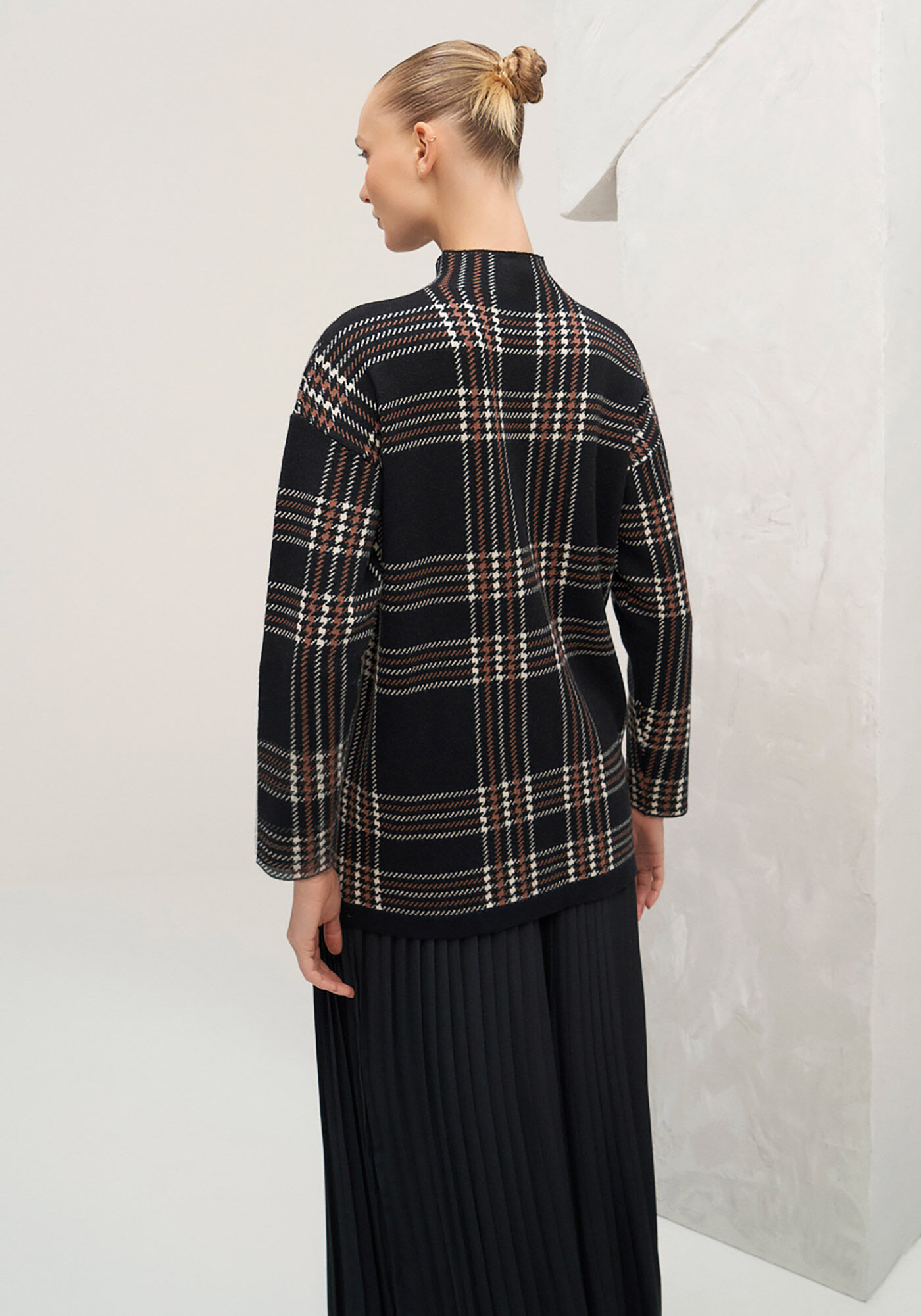 Blus&atilde;o Alongado Xadrez em Tric&ocirc; com Gola Alta, PRETO REATIVO, large.