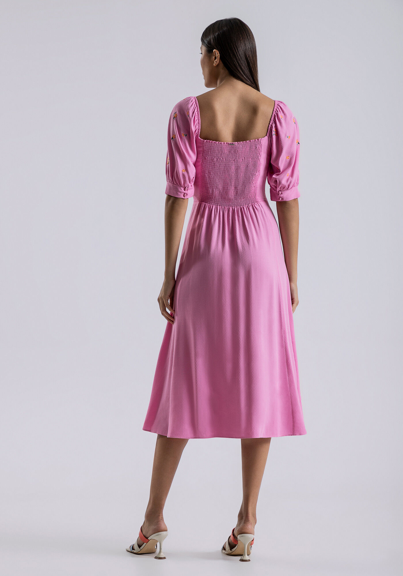 Vestido Midi com Manga Bufante Bordada Lez a Lez