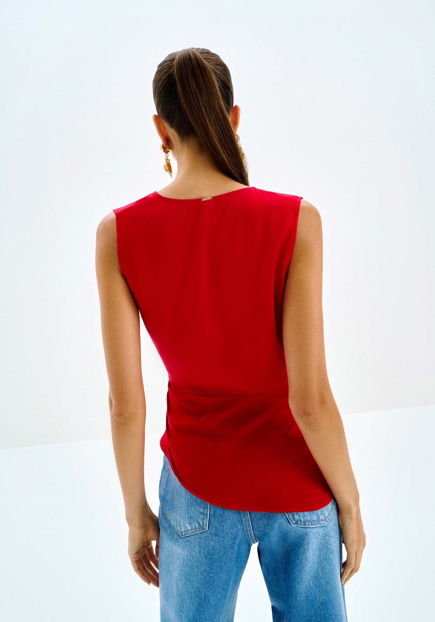 Blusa Transpassada com Barra Assim&eacute;trica, VERMELHO ROSE MADDER, large.