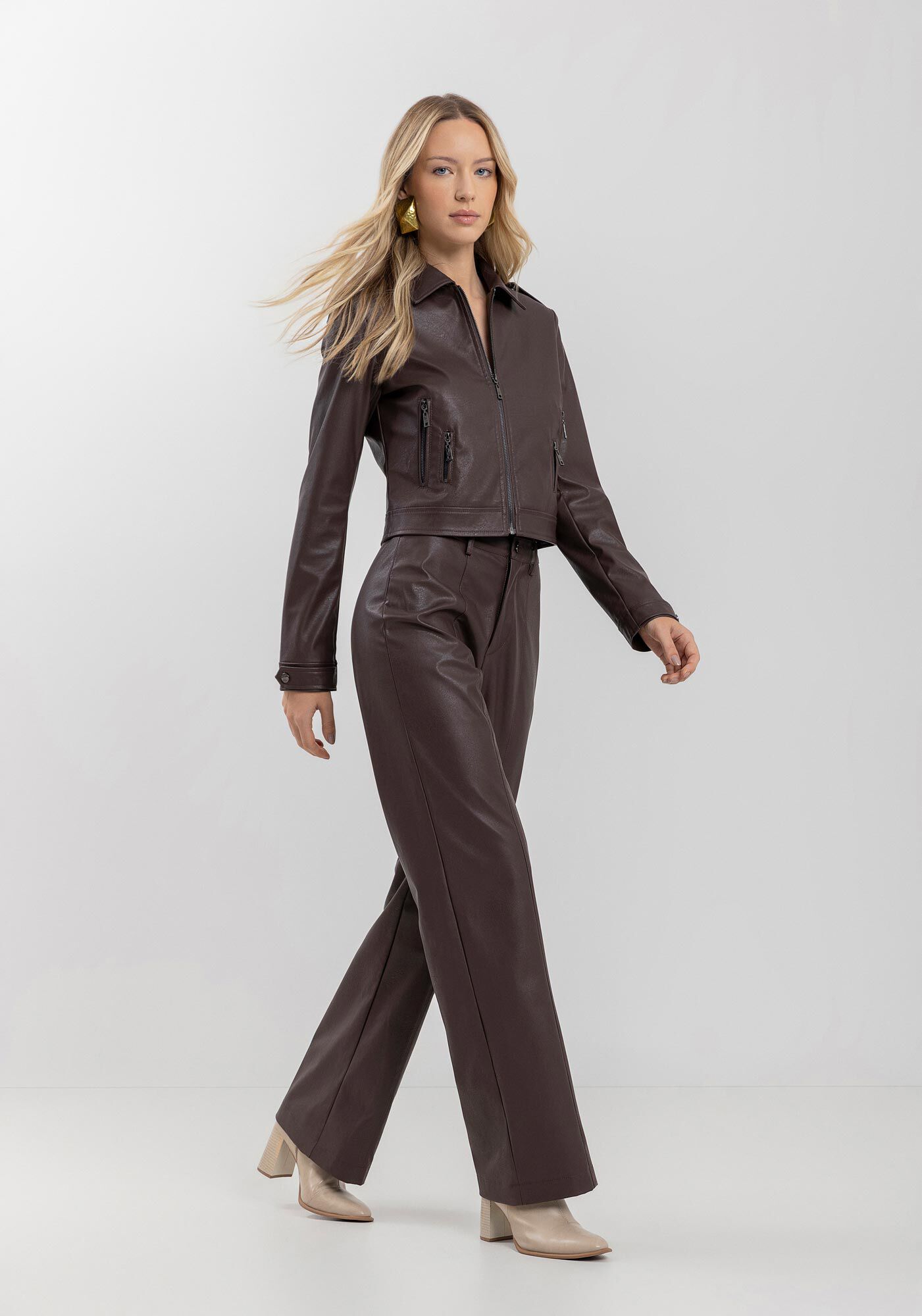 Jaqueta Curta Em Pu Com Mangas Longas E Z&iacute;peres Frontais, MARROM CHOCOLATE, large.