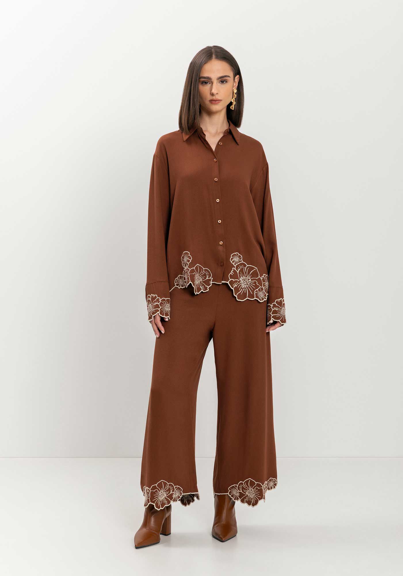 Camisa Alongada De Mangas Longas Com Bot&otilde;es E Bordados, MARROM TAMARA, large.