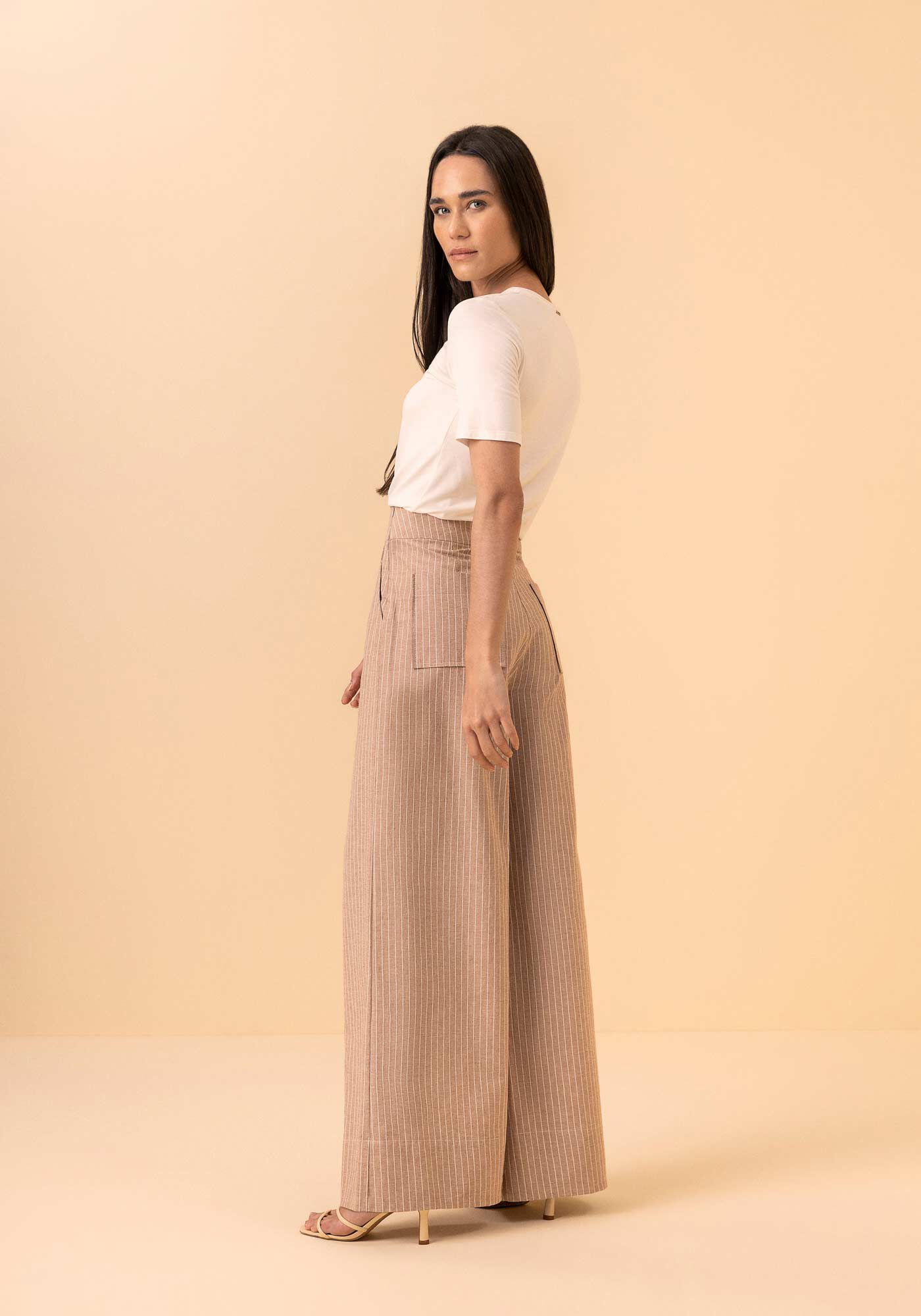 Cal&ccedil;a Reta Listrada Com Cintura Alta E Bolsos Em Algod&atilde;o, BEGE ZEFIRO, large.