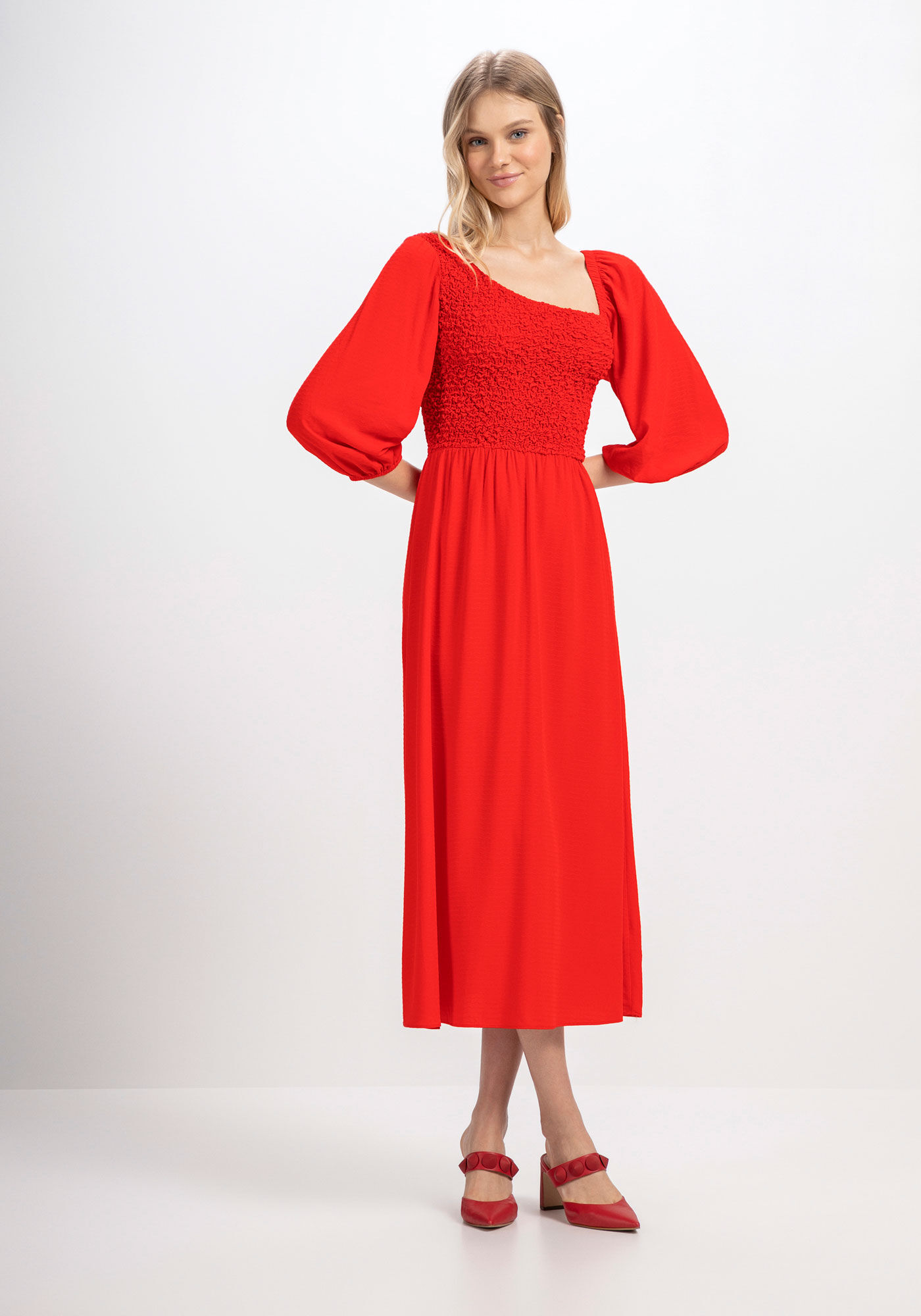 Vestido Midi em Viscose com Decote Assim&eacute;trico, VERMELHO FOREVER, large.
