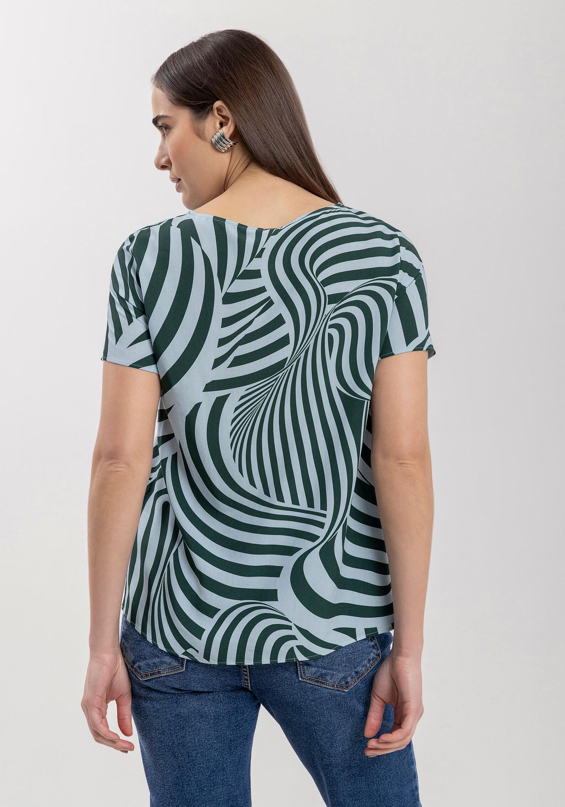 Blusa Básica Estampada Em Viscose Com Mangas Curtas, SILHOUETTE AZUL. Blusa Básica Estampada Em Viscose Com Mangas Curtas, SILHOUETTE AZUL, large.