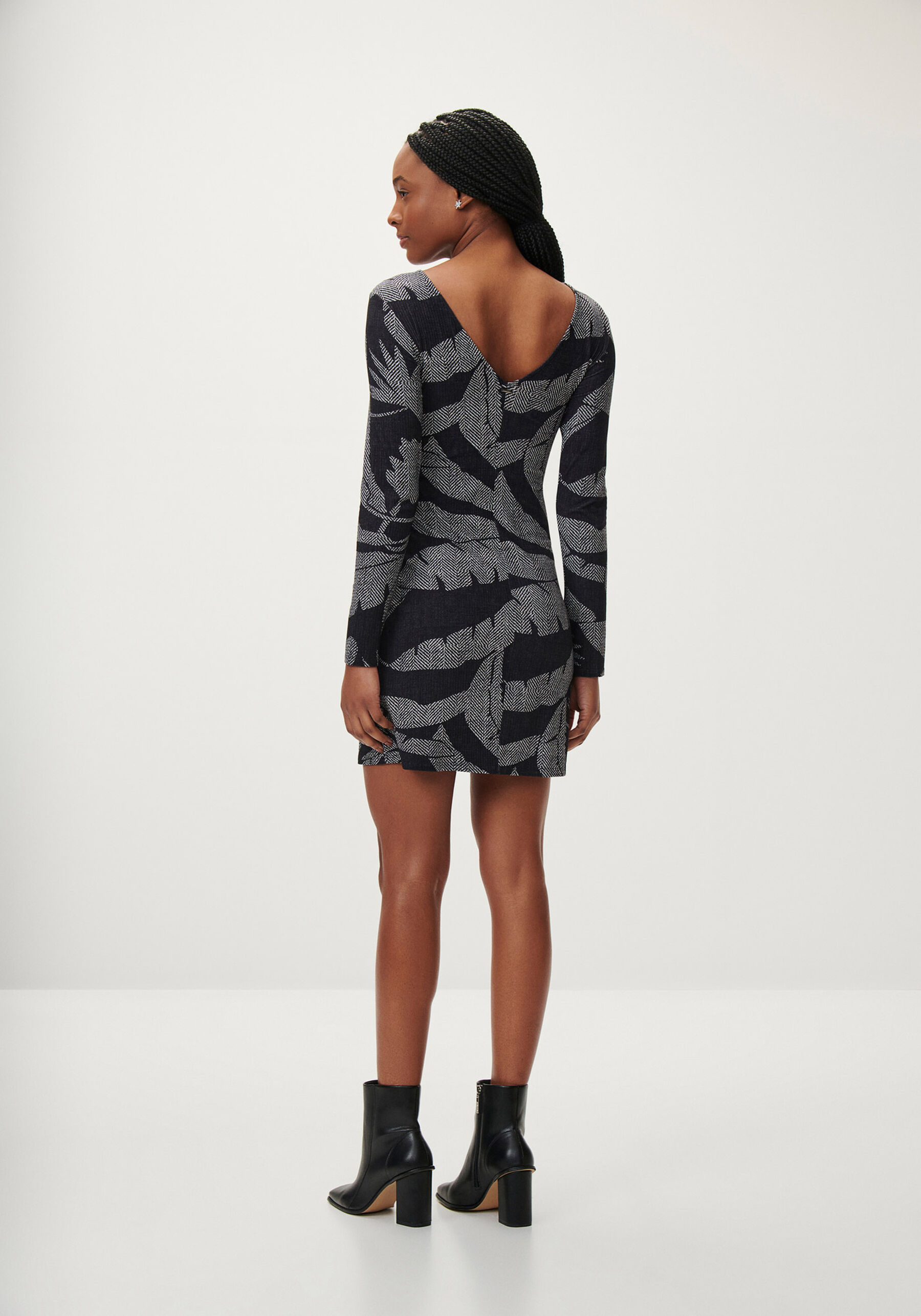 Vestido Curto Manga Longa Estampado com V Costas, . Vestido Curto Manga Longa Estampado com V Costas, , large.