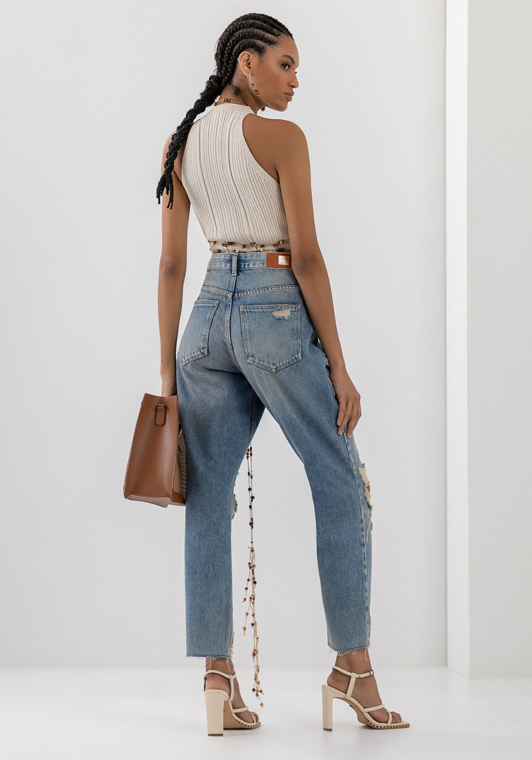 Calça Jeans Mom Super Alta Cropped Destroyed, JEANS. Calça Jeans Mom Super Alta Cropped Destroyed, JEANS, large.