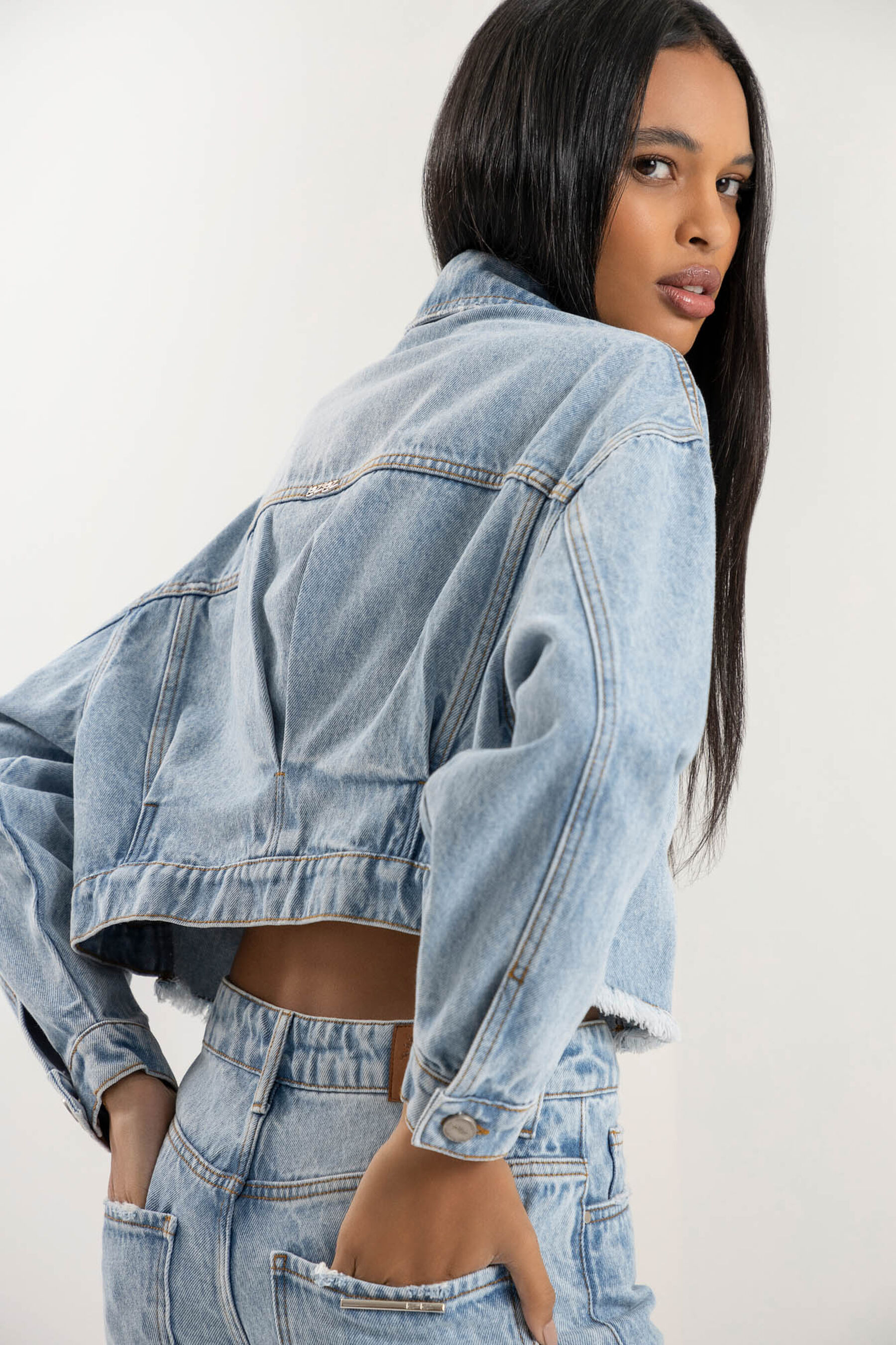 Jaqueta Jeans Cropped com Prega Costas, . Jaqueta Jeans Cropped com Prega Costas, , large.