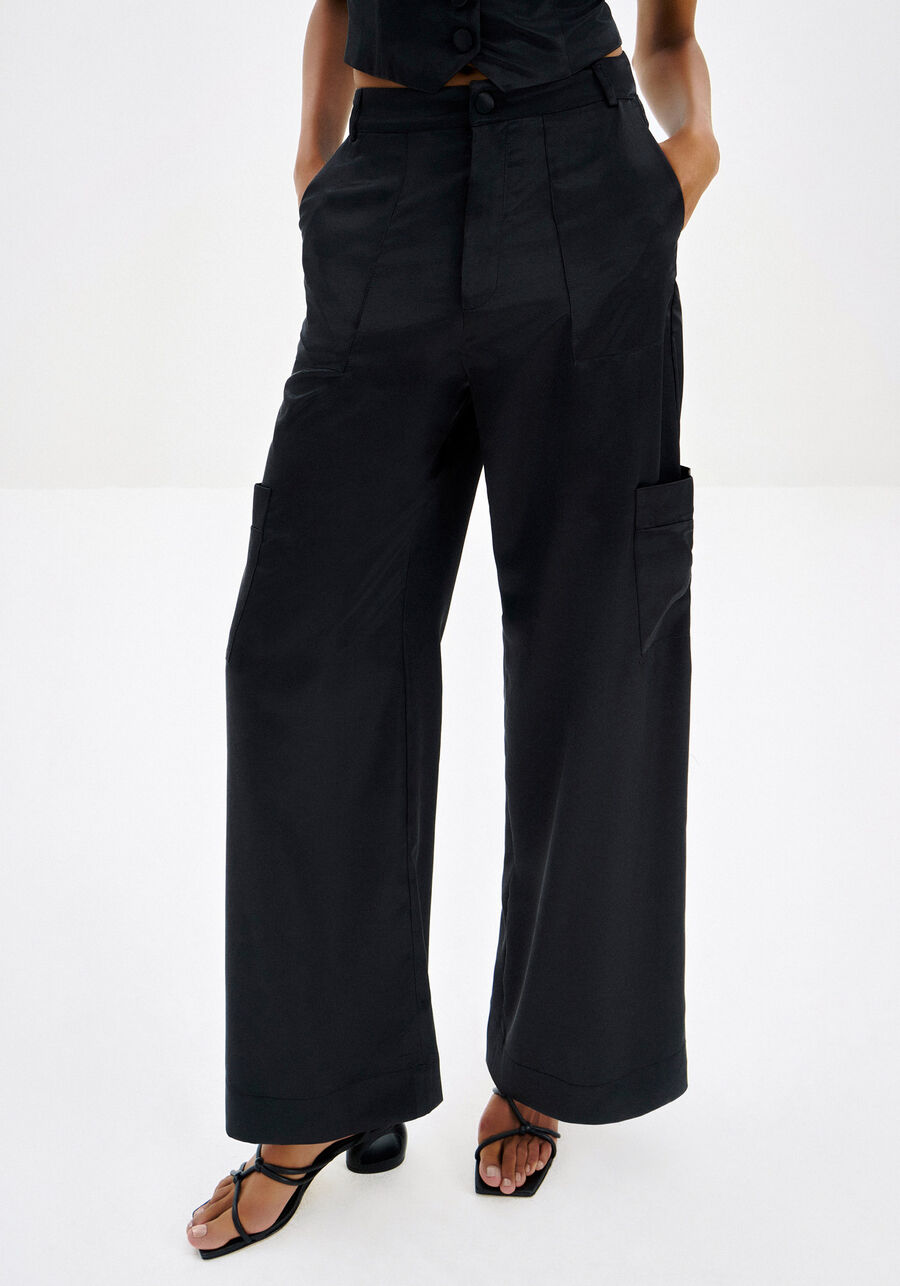 Calça Wide Leg em Cetim com Bolso Cargo, PRETO REATIVO. Calça Wide Leg em Cetim com Bolso Cargo, PRETO REATIVO, large.