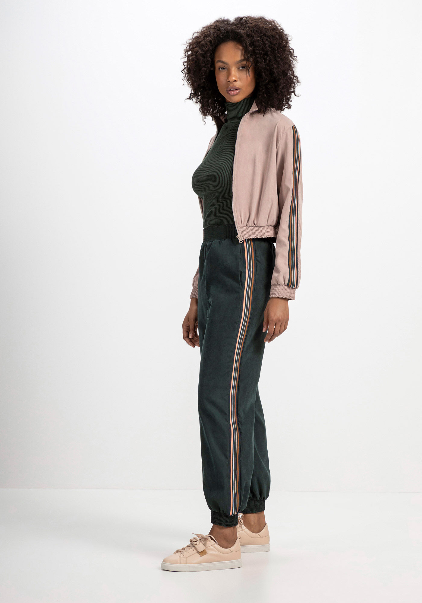 Cal&ccedil;a Jogging com Retil&iacute;nea Lateral, , large.