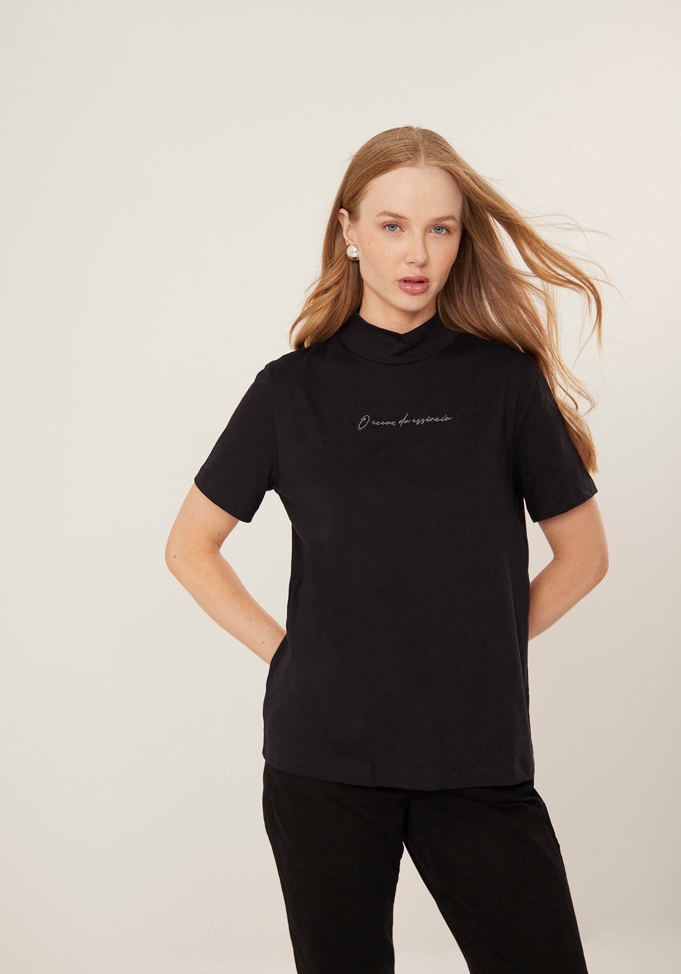 Blusa De Mangas Curtas Com Gola Alta E Bordado Frontal, PRETO, large.