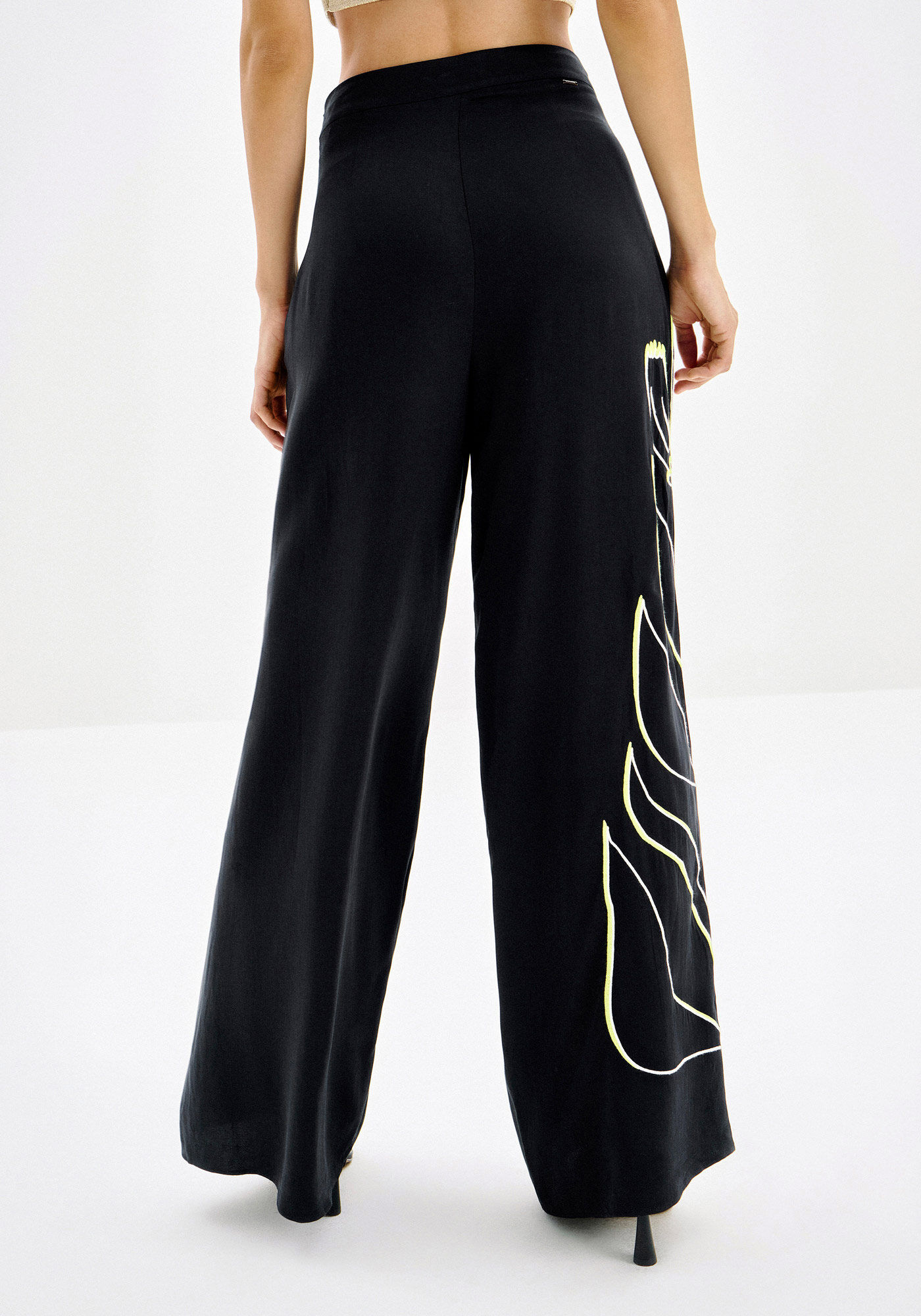 Cal&ccedil;a Pantalona em Crepe com Bordado Folhas, PRETO REATIVO, large.