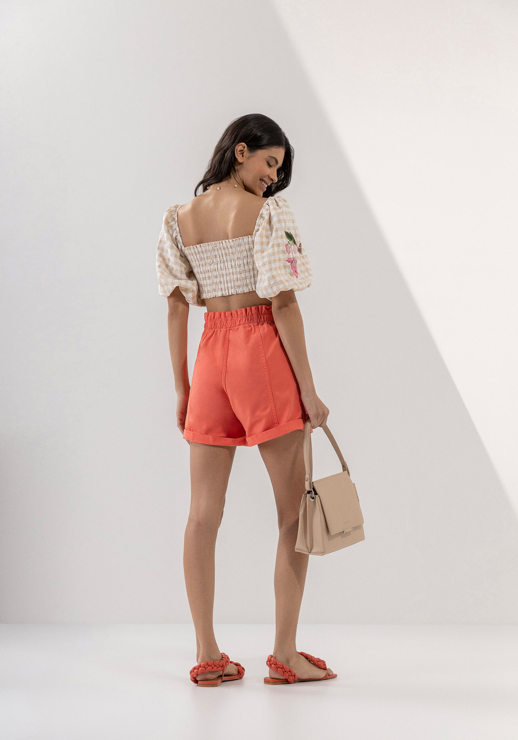 Shorts Sarja com Bolso Sobreposto e Elástico Cós, SALMAO CHILOQUIM. Shorts Sarja com Bolso Sobreposto e Elástico Cós, SALMAO CHILOQUIM, large.