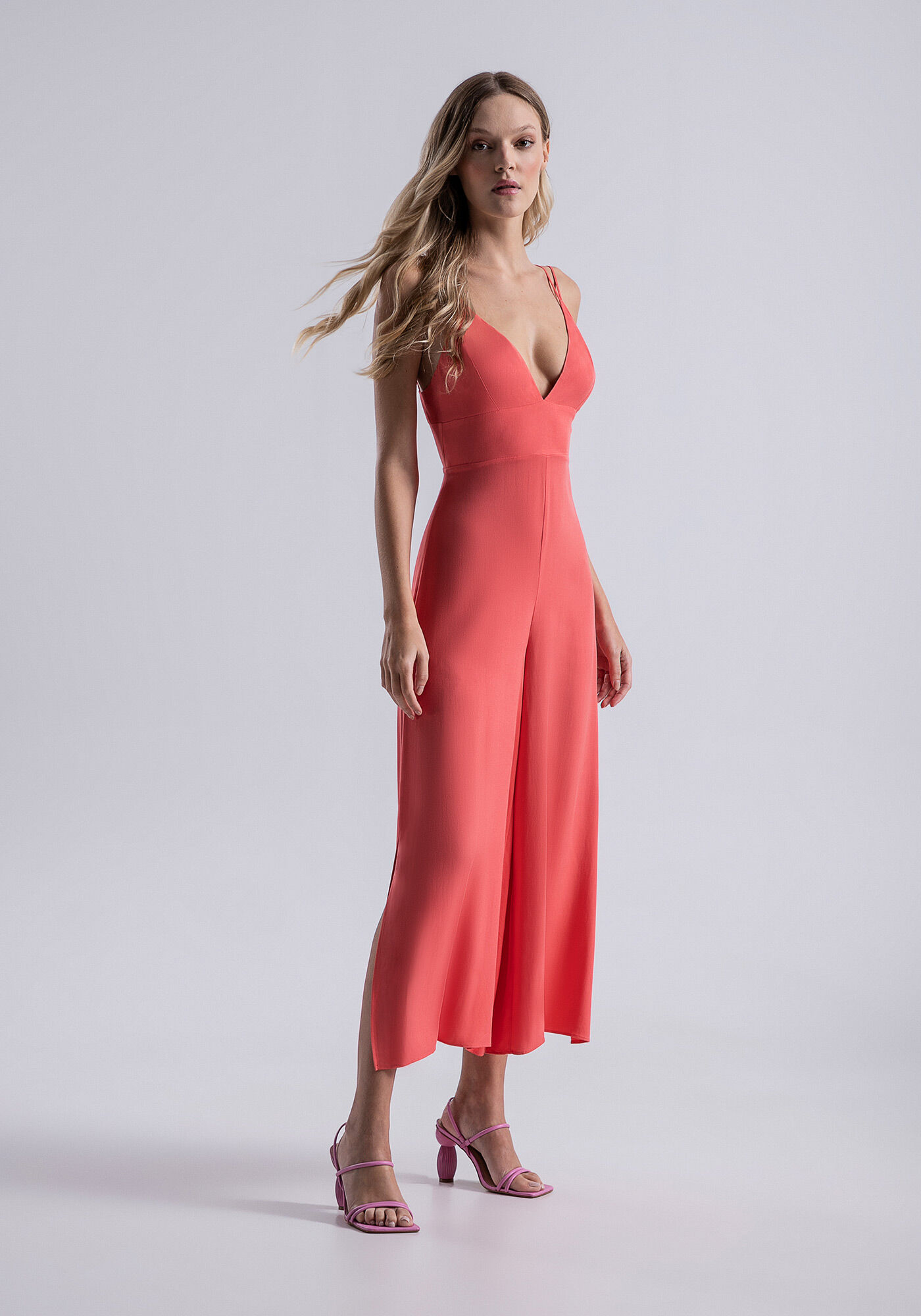 Macac&atilde;o Midi em Viscose com Decote Profundo, , large.