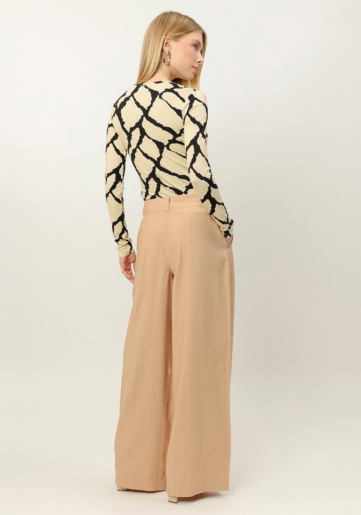 Blusa Manga Longa em Malha Viscose com Decote V, , large.