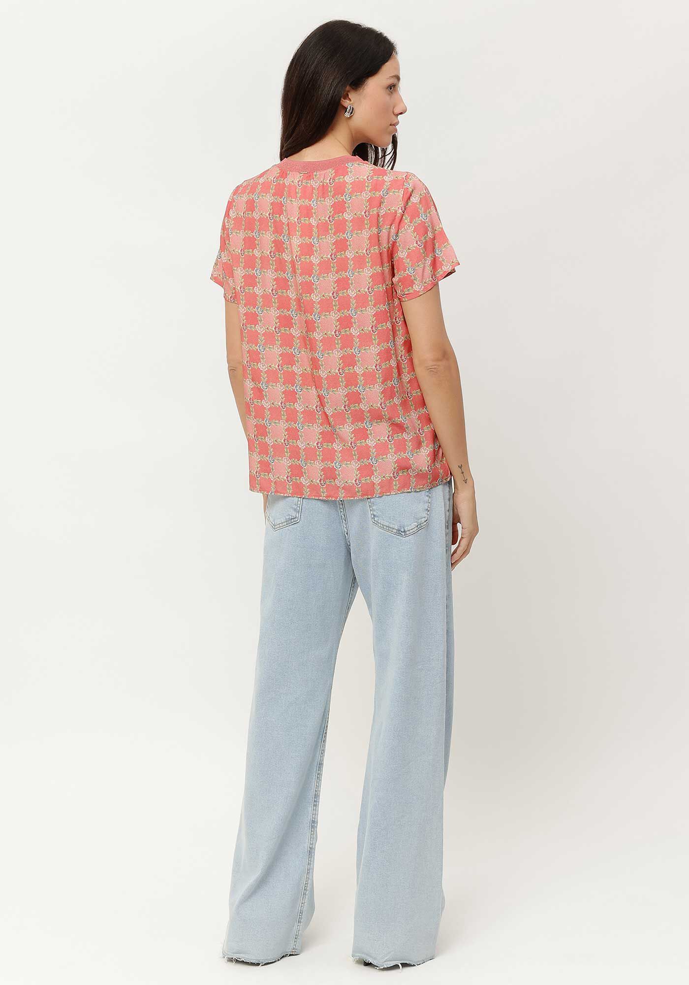 Blusa Estampada em Viscose com Retil&iacute;nea Decote, , large.