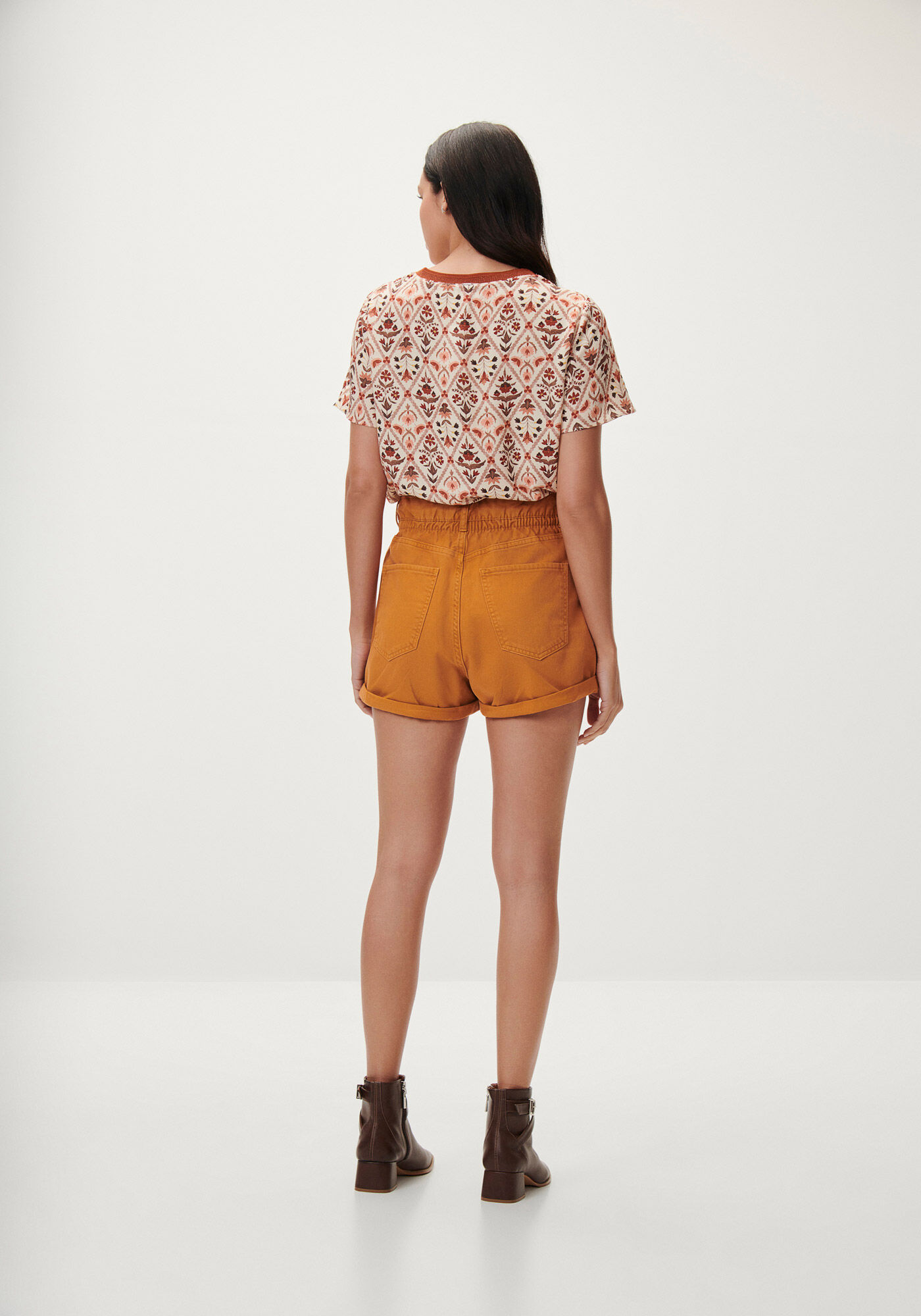 Blusa Estampada em Viscose com Retil&iacute;nea Decote, , large.