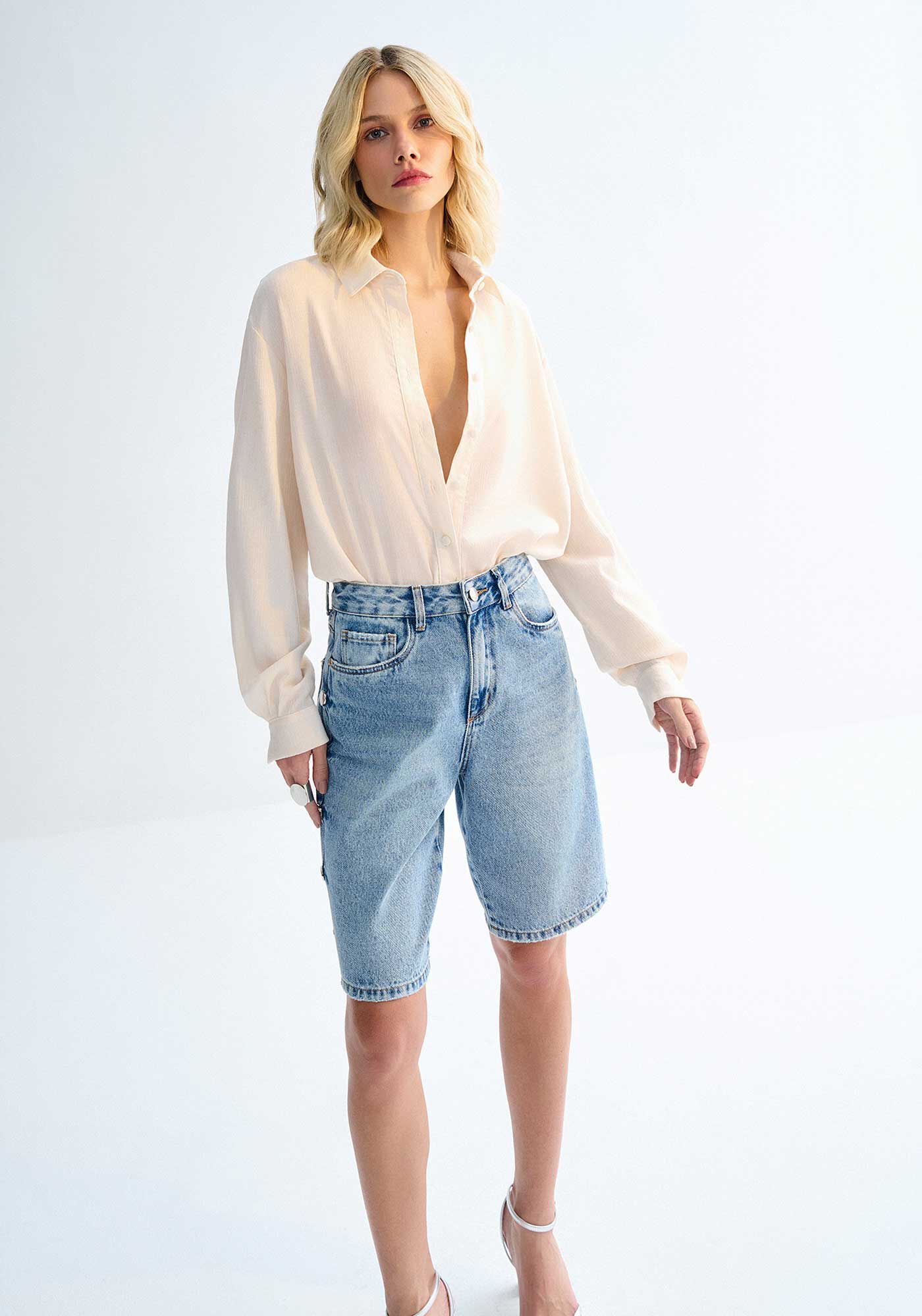 Bermuda Jeans Boyfriend Cintura Alta com M&aacute;xi Tachas, JEANS, large.