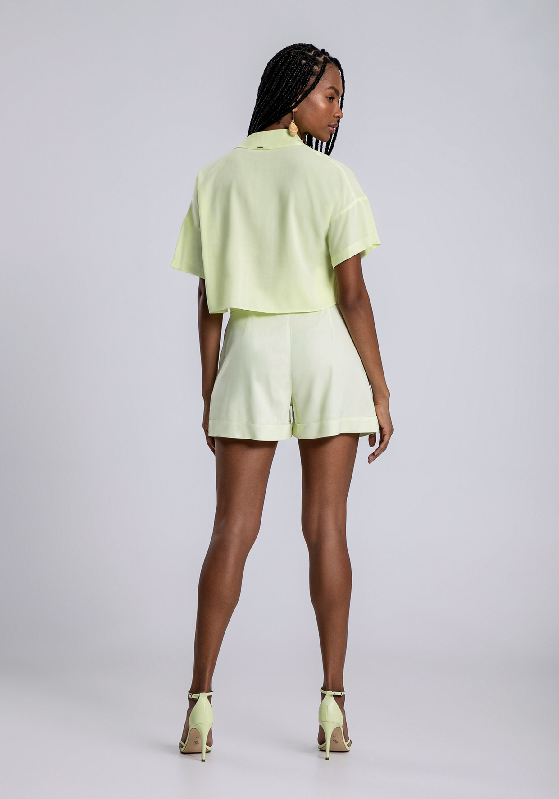 Shorts Cintura Alta Tecido Velurd com Cinto, VERDE VULCANO. Shorts Cintura Alta Tecido Velurd com Cinto, VERDE VULCANO, large.