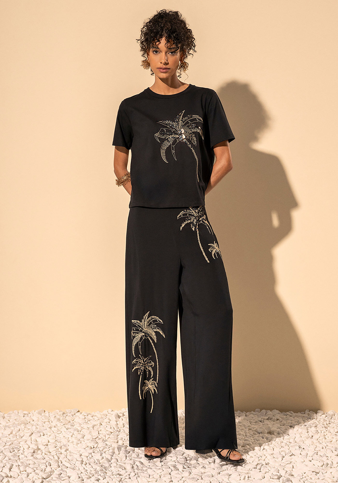 Cal&ccedil;a Reta De Cintura Alta Com Bordados E Paet&ecirc;s, PRETO, large.