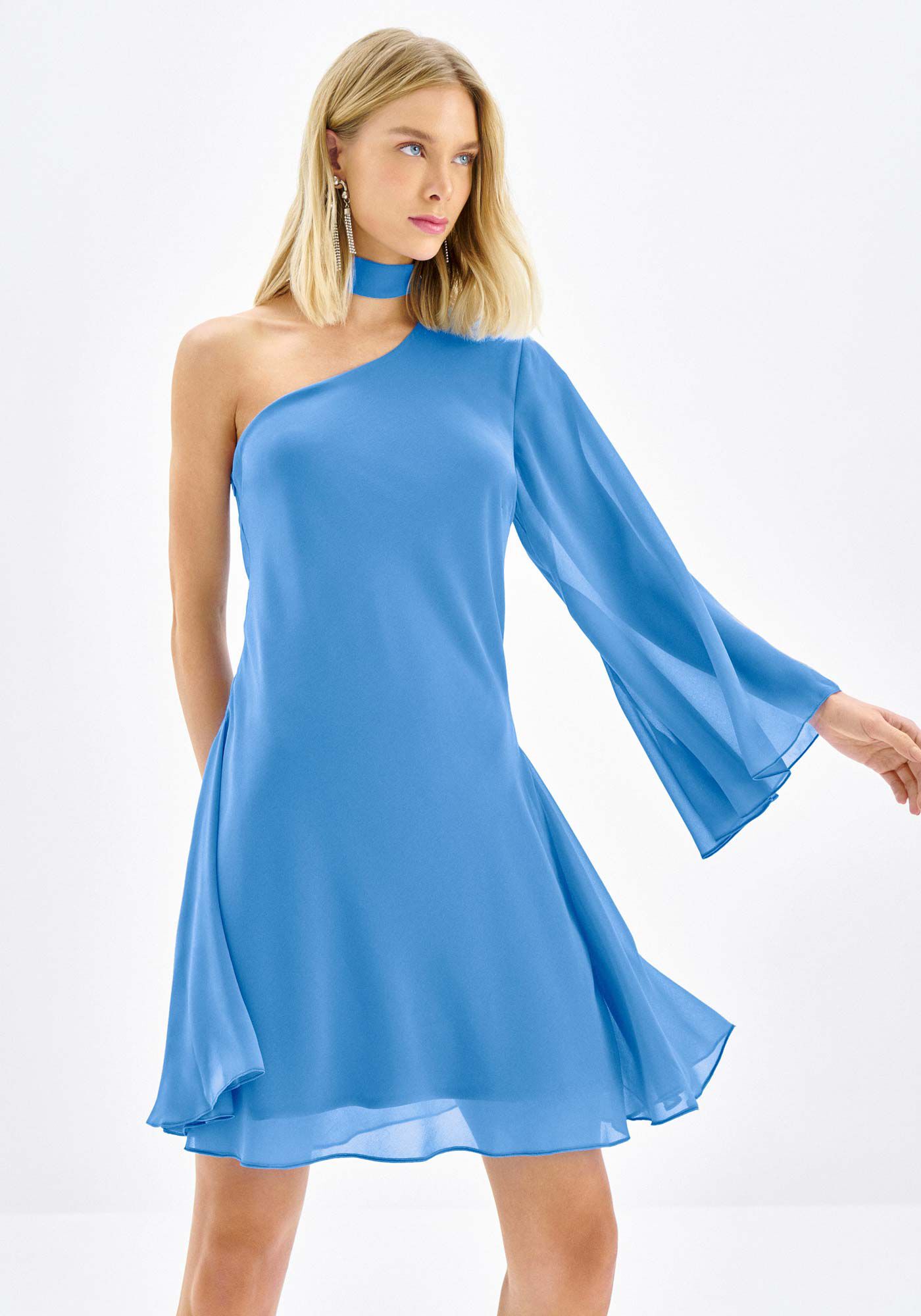 Vestido Curto Um Ombro Só em Chiffon com Faixa
