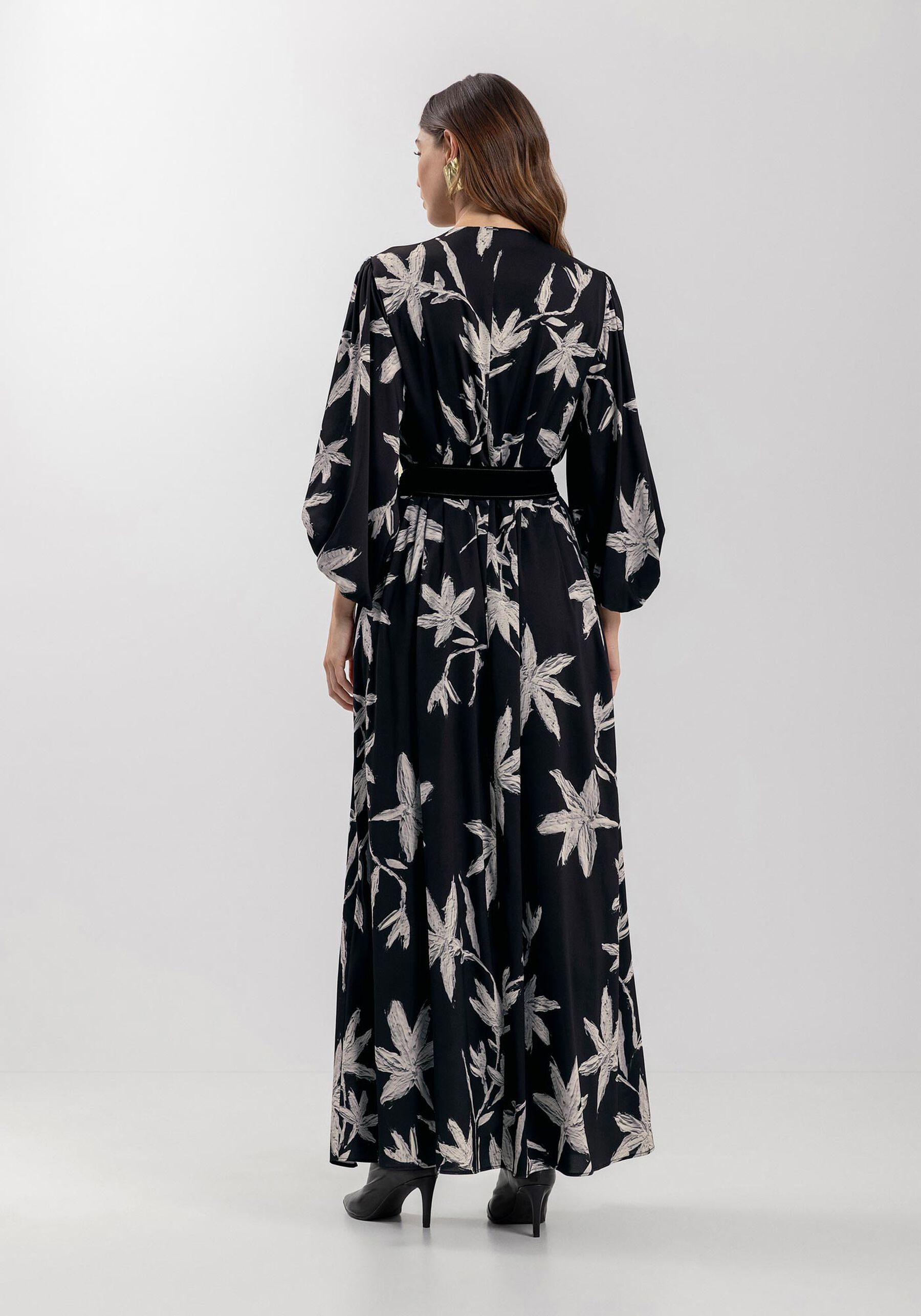 Vestido Longo Estampado Com Mangas Amplas E Faixa Ajustável, . Vestido Longo Estampado Com Mangas Amplas E Faixa Ajustável, , large.