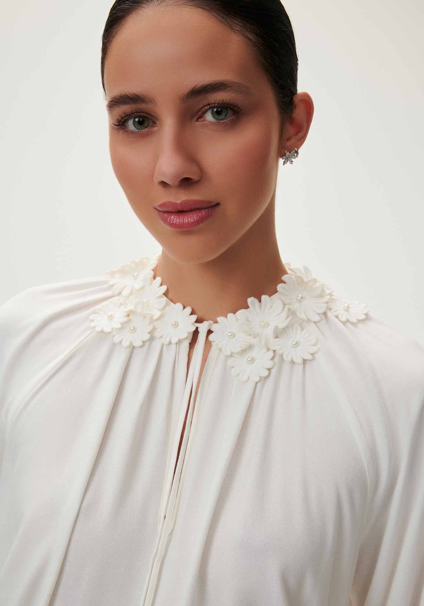 Blusa Manga Longa em Crepe com Aplique Flores, , large.