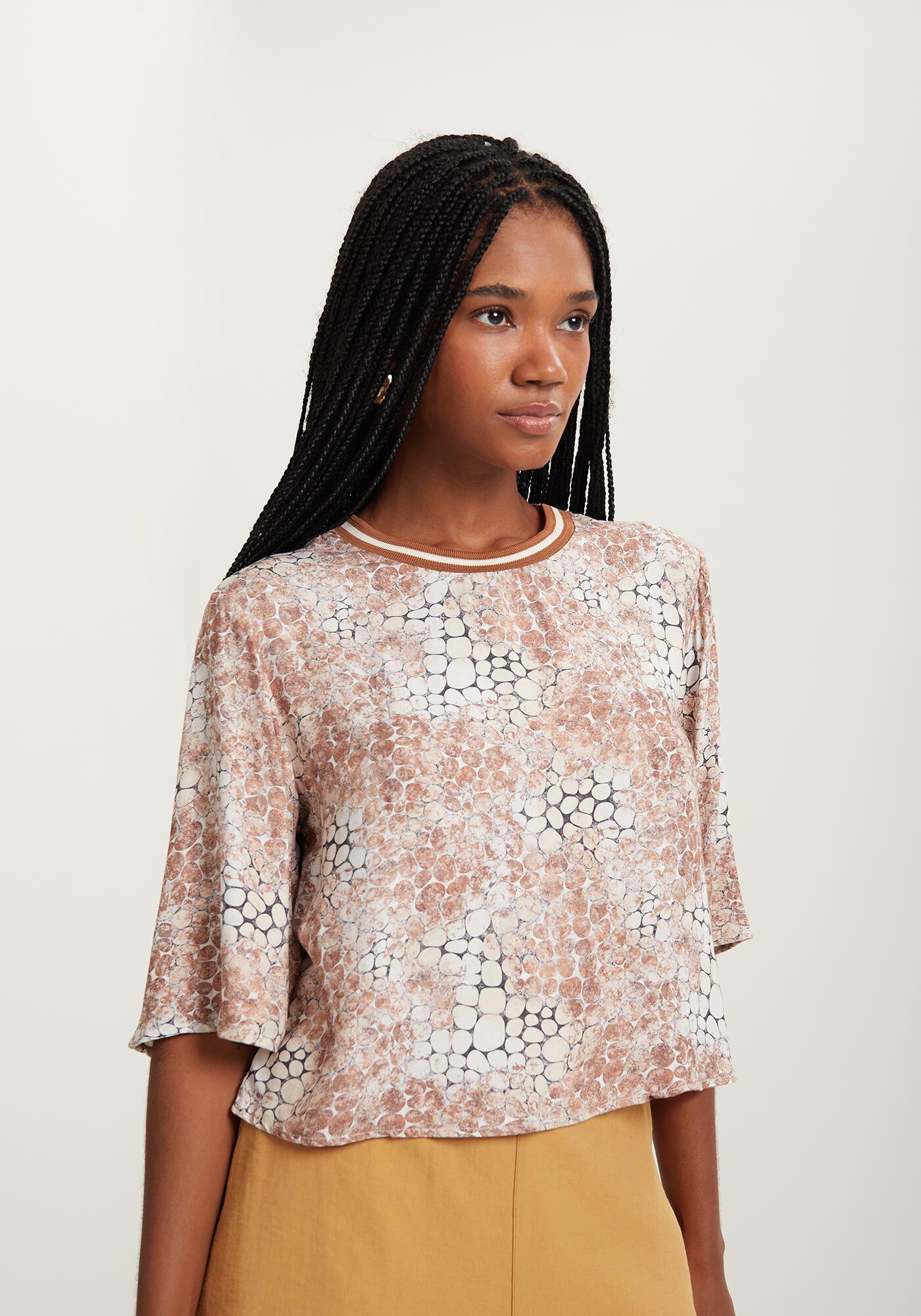 Blusa Curta Estampada Com Mangas M&eacute;dias E Gola Em Retil&iacute;nea, , large.