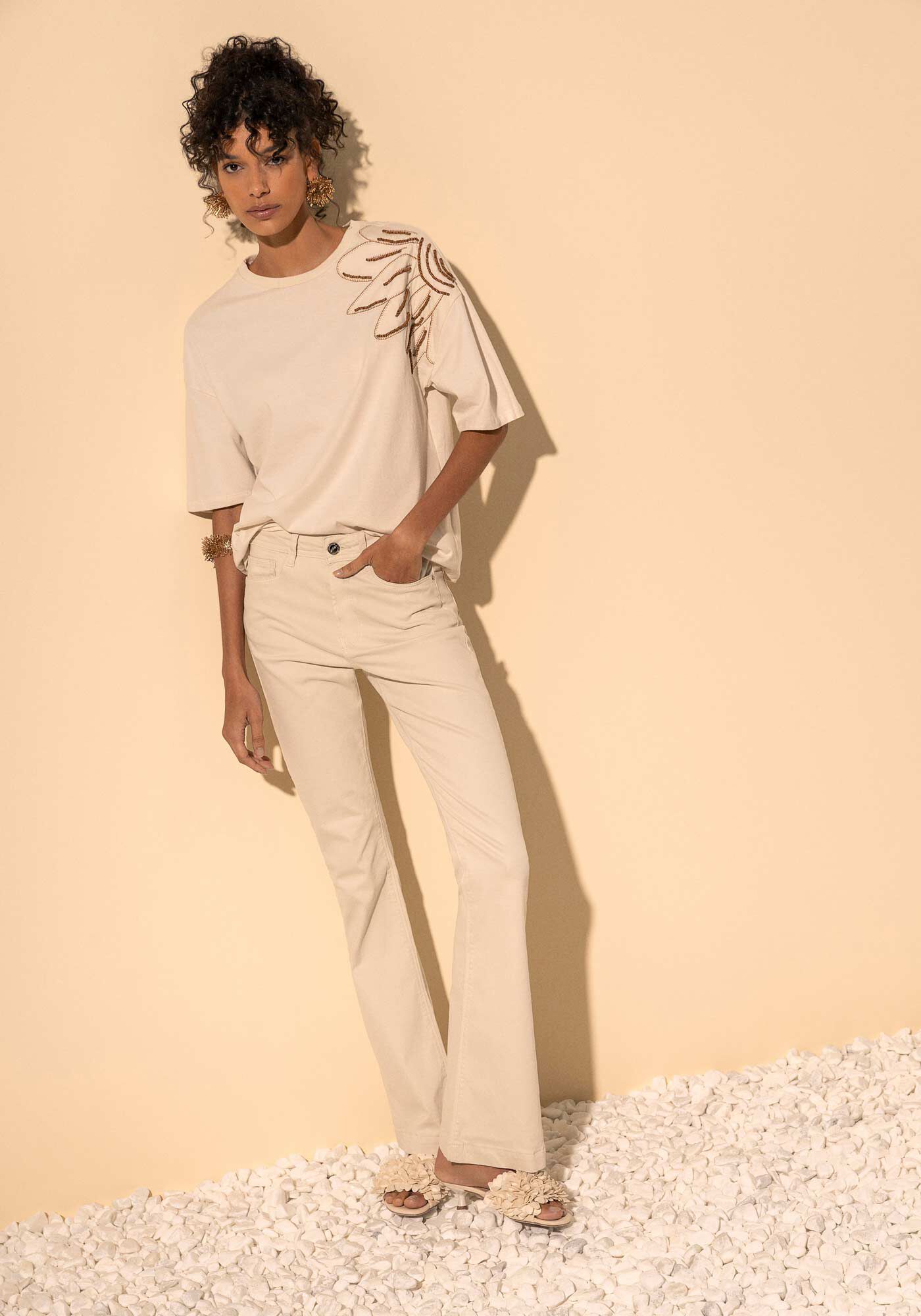 Blusa T-shirt Em Algod&atilde;o Penteado Com Bordado No Ombro, BEGE ALHAMBRA, large.