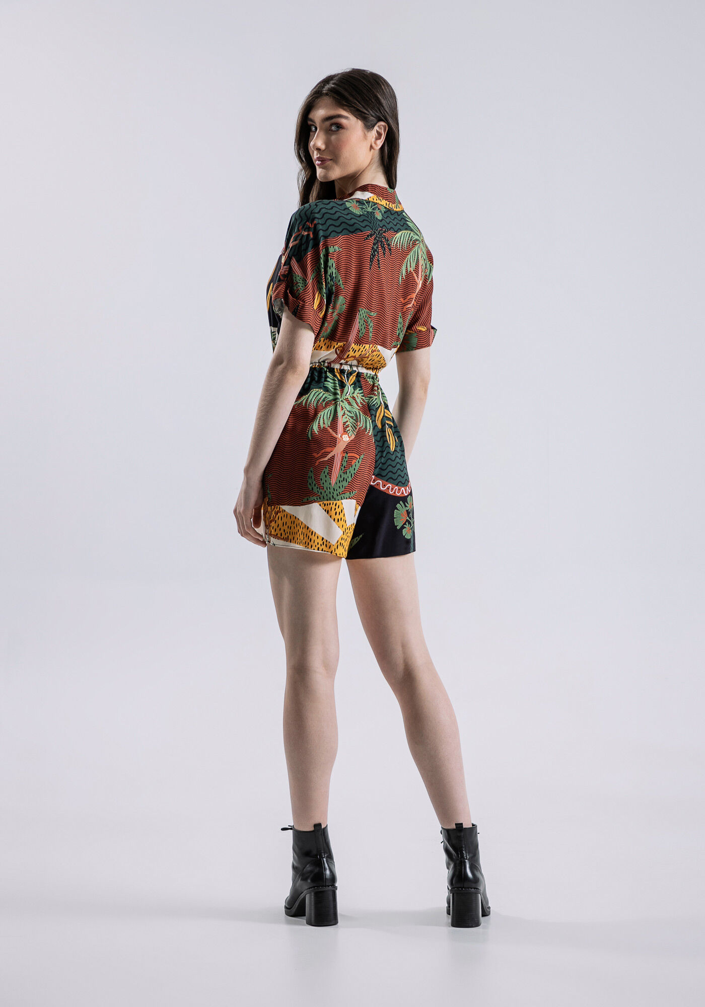 Macac&atilde;o Curto com Amarra&ccedil;&atilde;o e Bot&otilde;es, TRILHA, large.