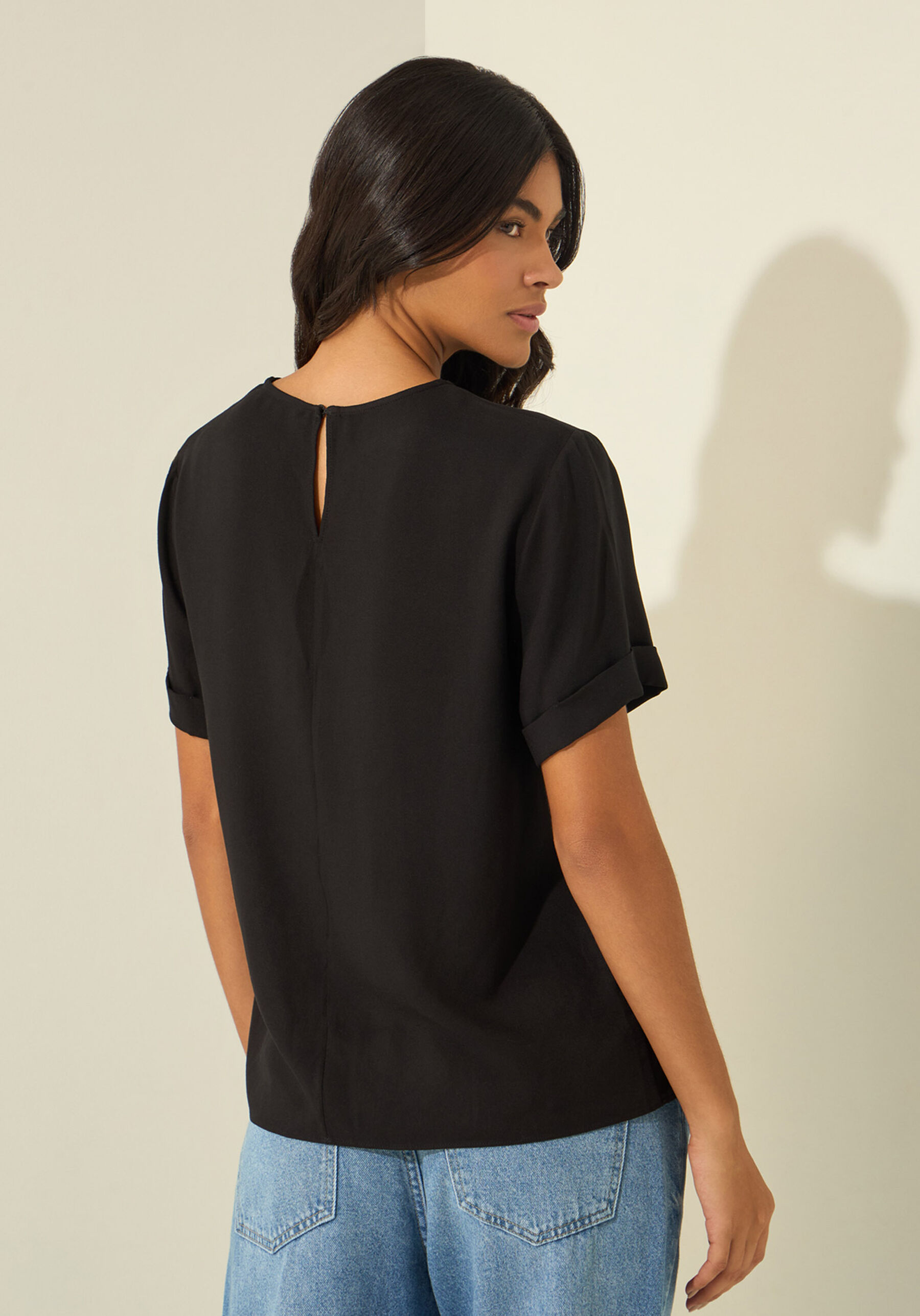 Blusa De Mangas Curtas Com Bordado Localizado Essential, PRETO. Blusa De Mangas Curtas Com Bordado Localizado Essential, PRETO, large.