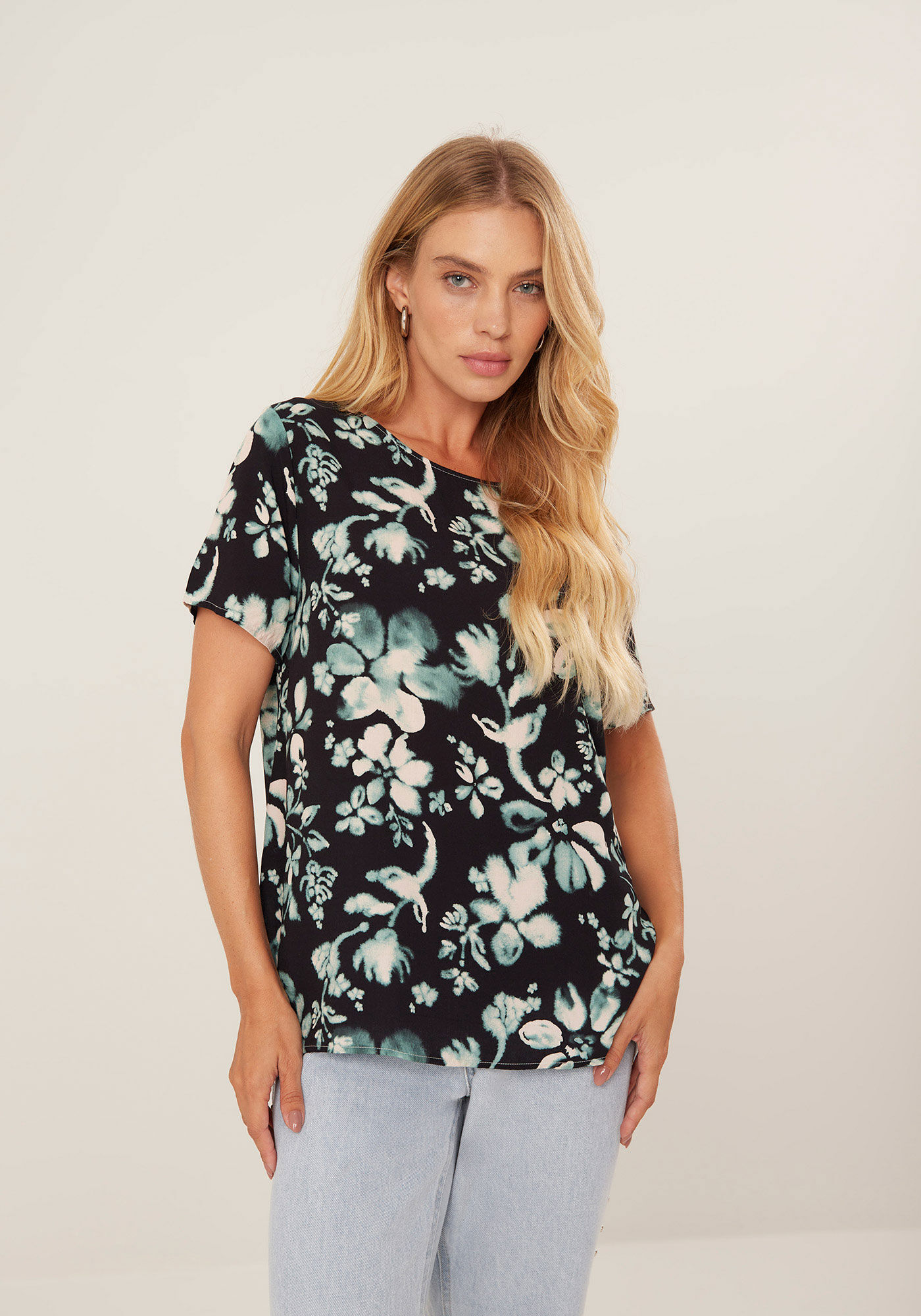 Blusa B&aacute;sica Estampada Em Viscose Com Mangas Curtas, , large.