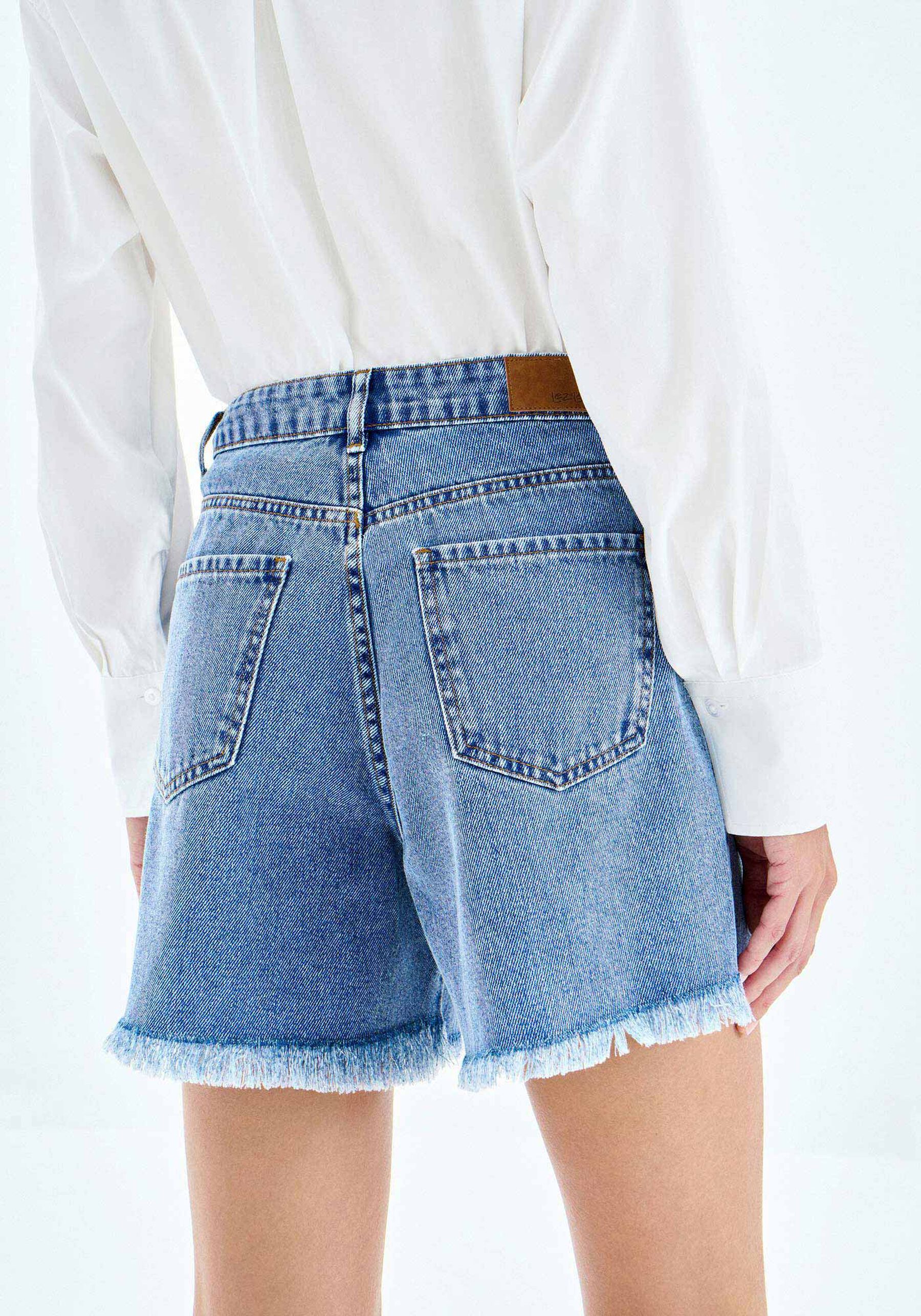 Shorts Jeans Mom Cintura Alta com Barra Desfiada, JEANS. Shorts Jeans Mom Cintura Alta com Barra Desfiada, JEANS, large.