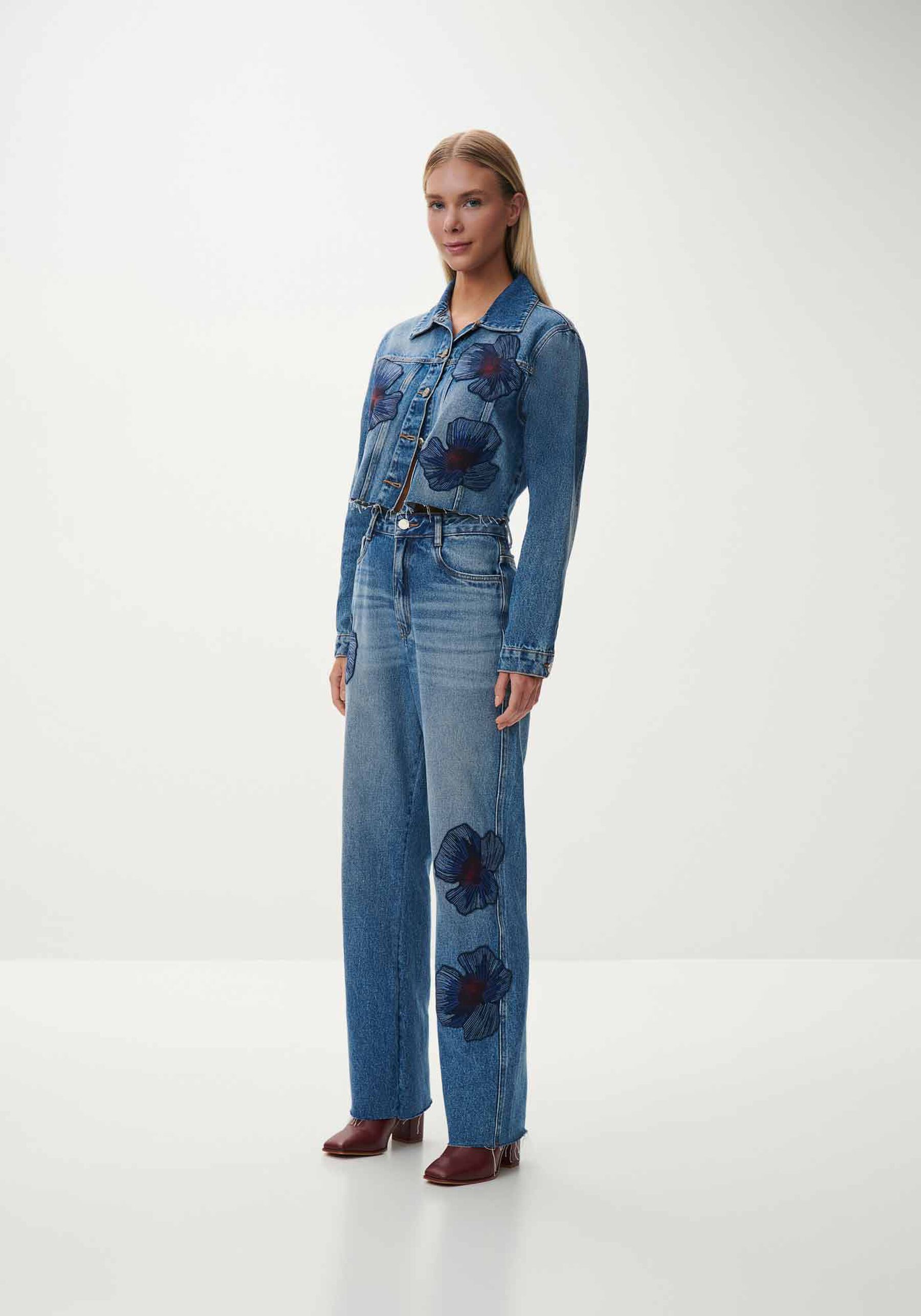 Jaqueta Jeans Cropped com Bordado Flores, . Jaqueta Jeans Cropped com Bordado Flores, , large.
