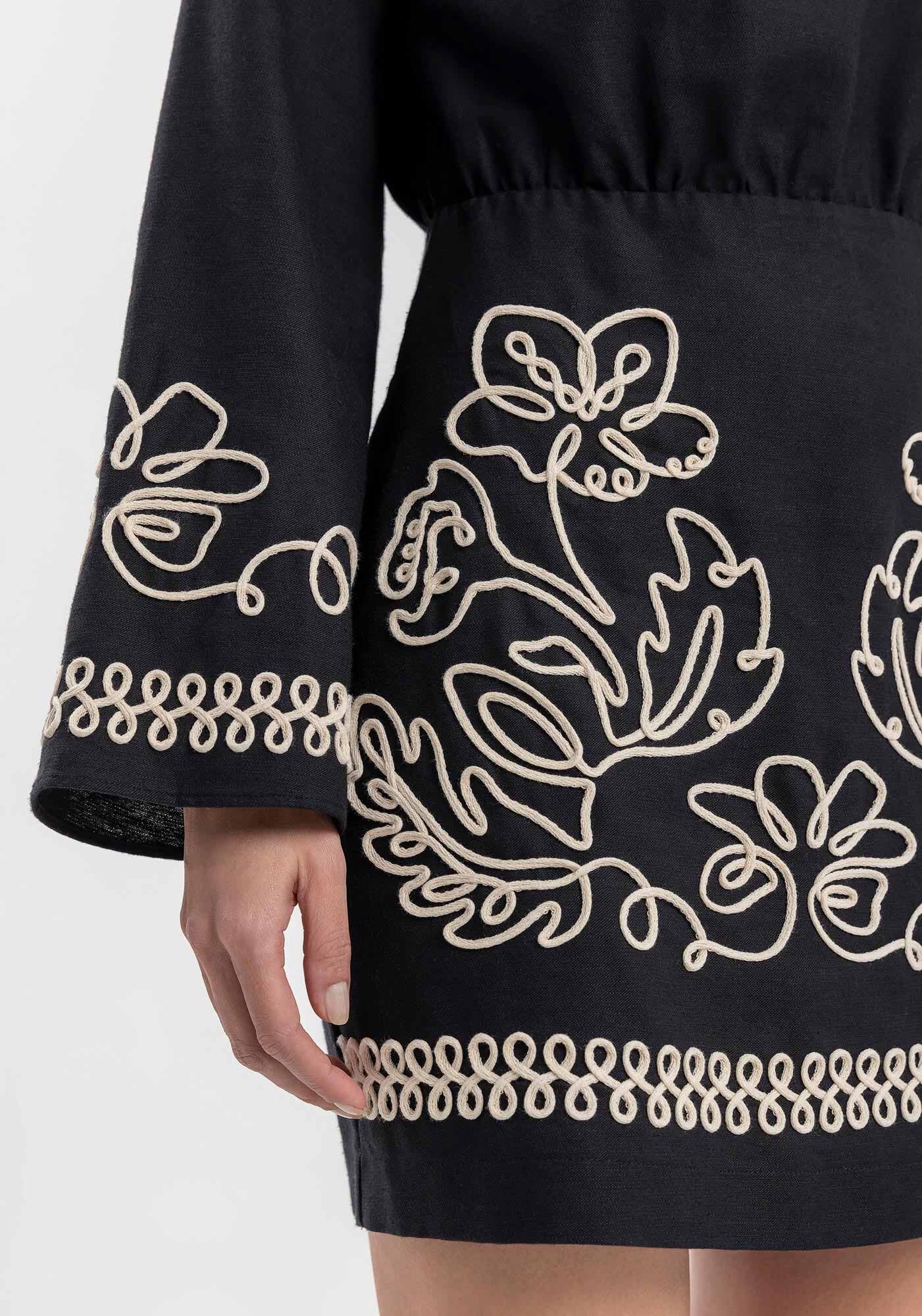 Vestido Curto De Mangas Longas Com Bordados Em Relevo, , large.