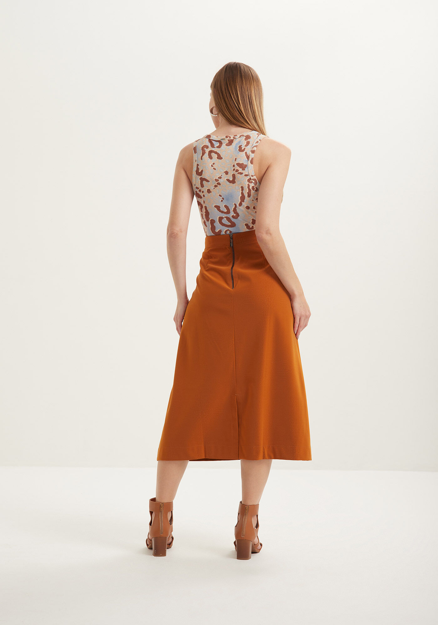 Saia Midi Com Bolsos E Cintura M&eacute;dia Em Malha Leather, , large.