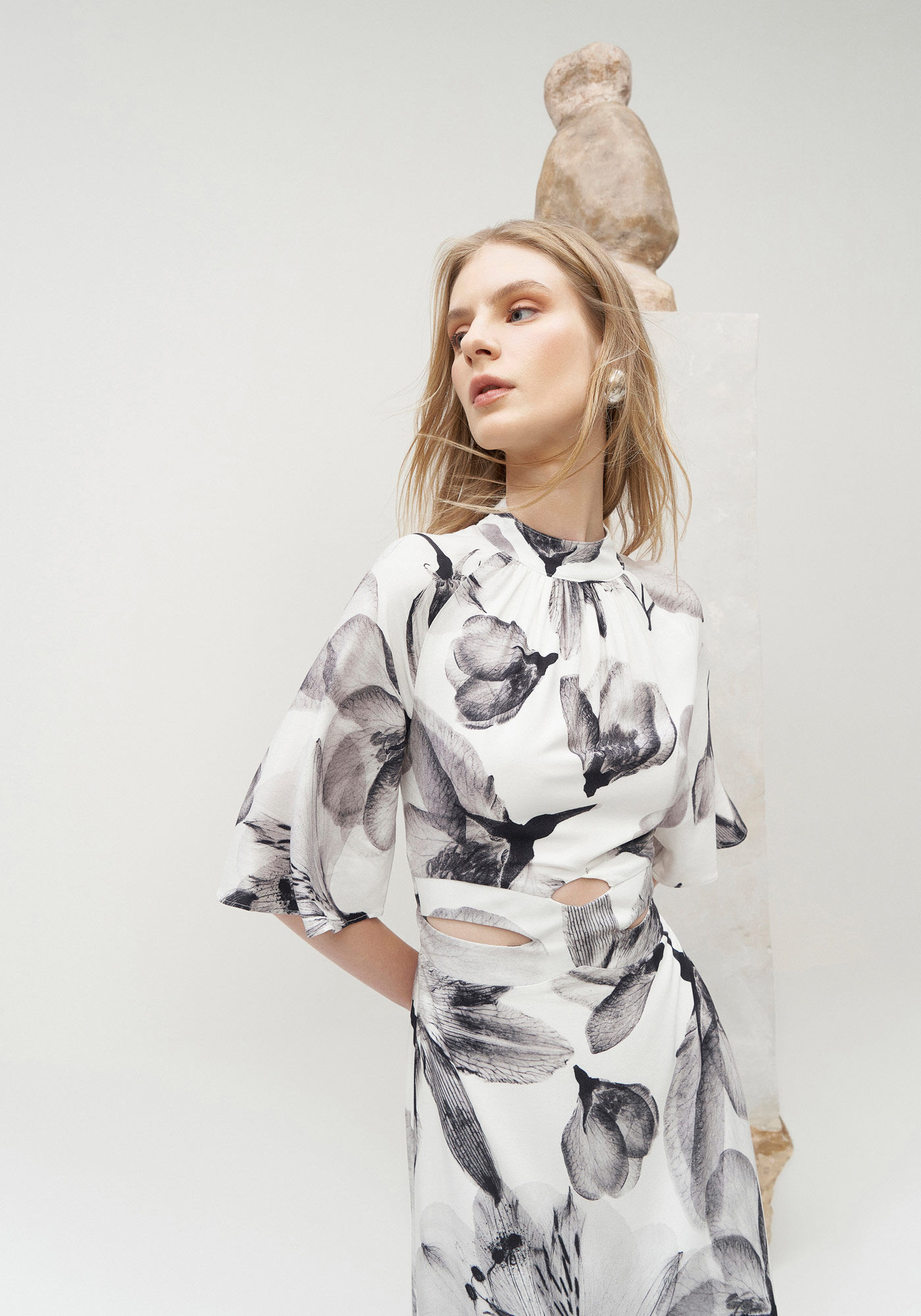 Vestido Longo Manga 3/4 em Crepe com Cut Out, BLACK FLOWERS, large.