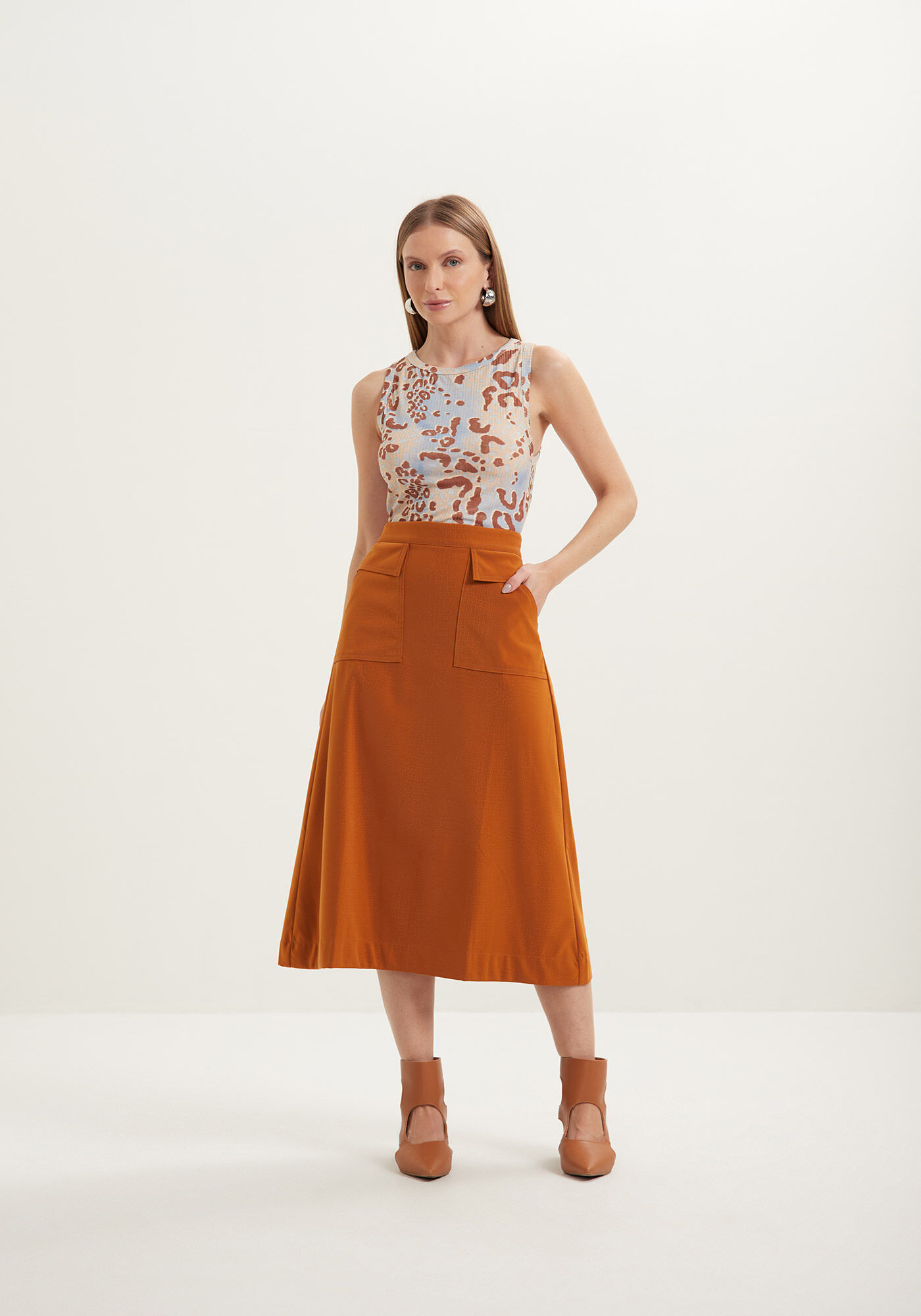 Saia Midi Com Bolsos E Cintura M&eacute;dia Em Malha Leather, , large.