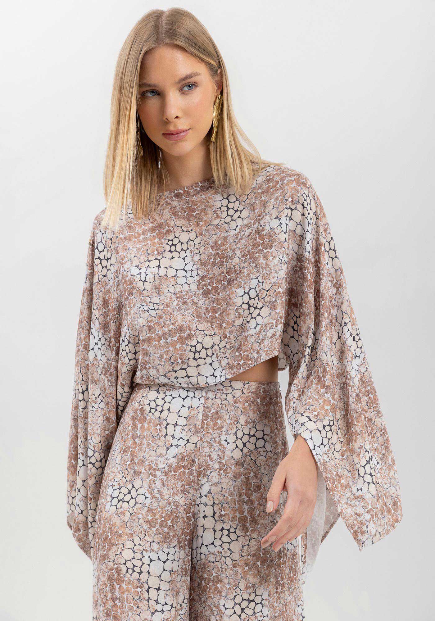 Blusa Curta Estampada Com Mangas Amplas Em Crepe De Viscose, , large.