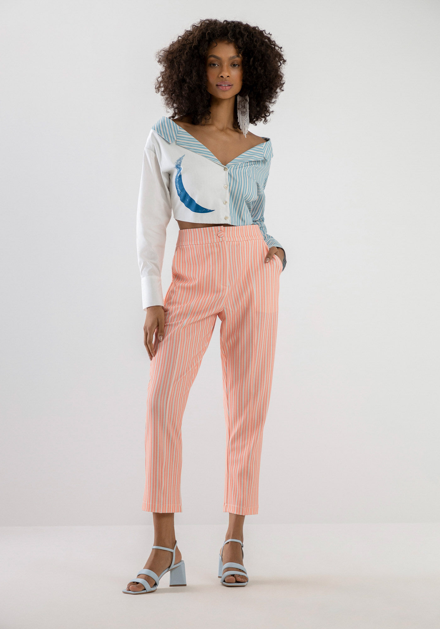 Calça listrada com blusa estampada best sale