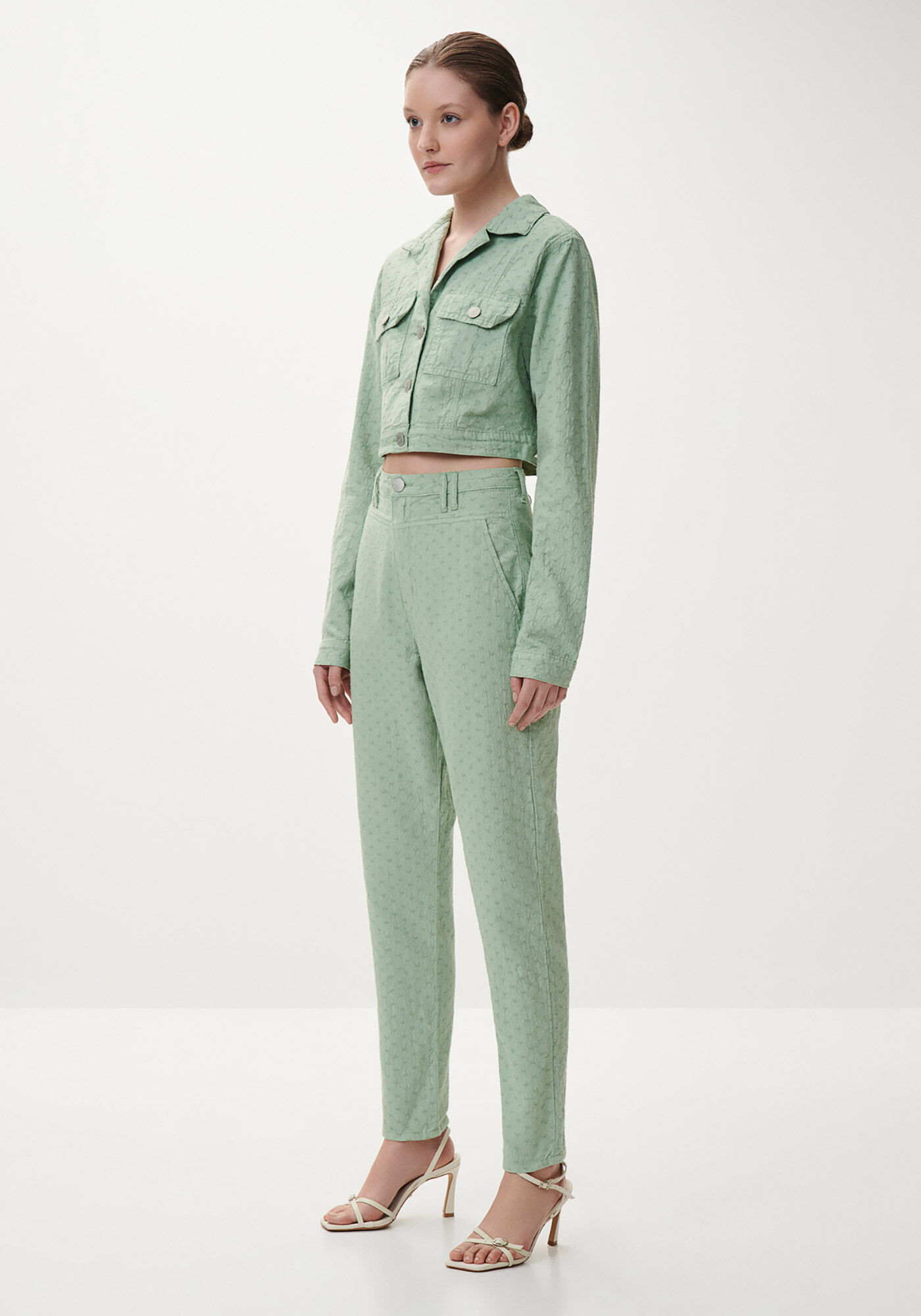 Cal&ccedil;a Sarja Mom Cropped com Textura Sustent&aacute;vel, VERDE GEMSTONE, large.