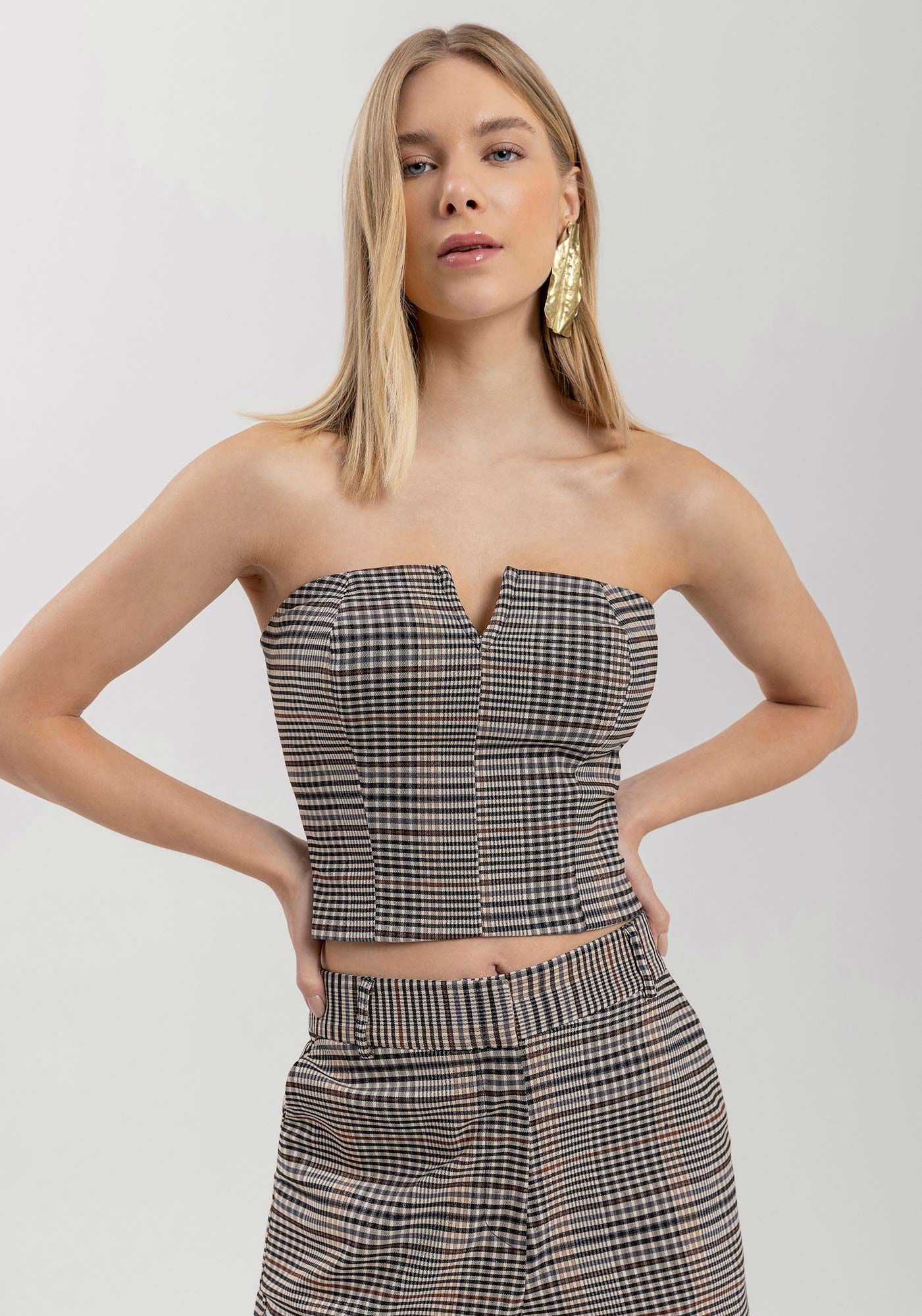 Blusa Curta Xadrez Sem Al&ccedil;as Com Z&iacute;per E Detalhe No Decote, , large.