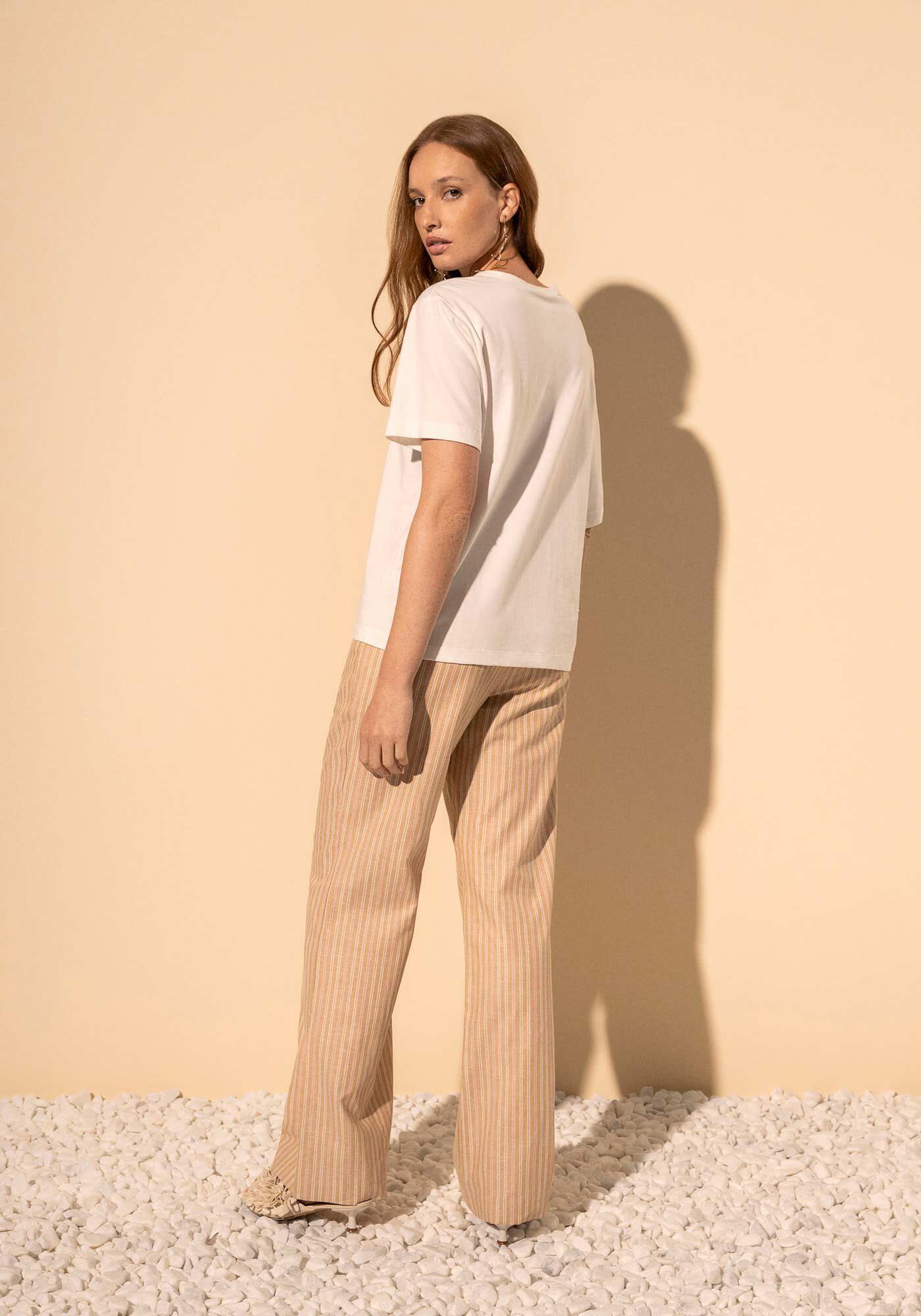 Blusa T-shirt Com Manga Assim&eacute;trica E Bordados Com P&eacute;rolas, , large.