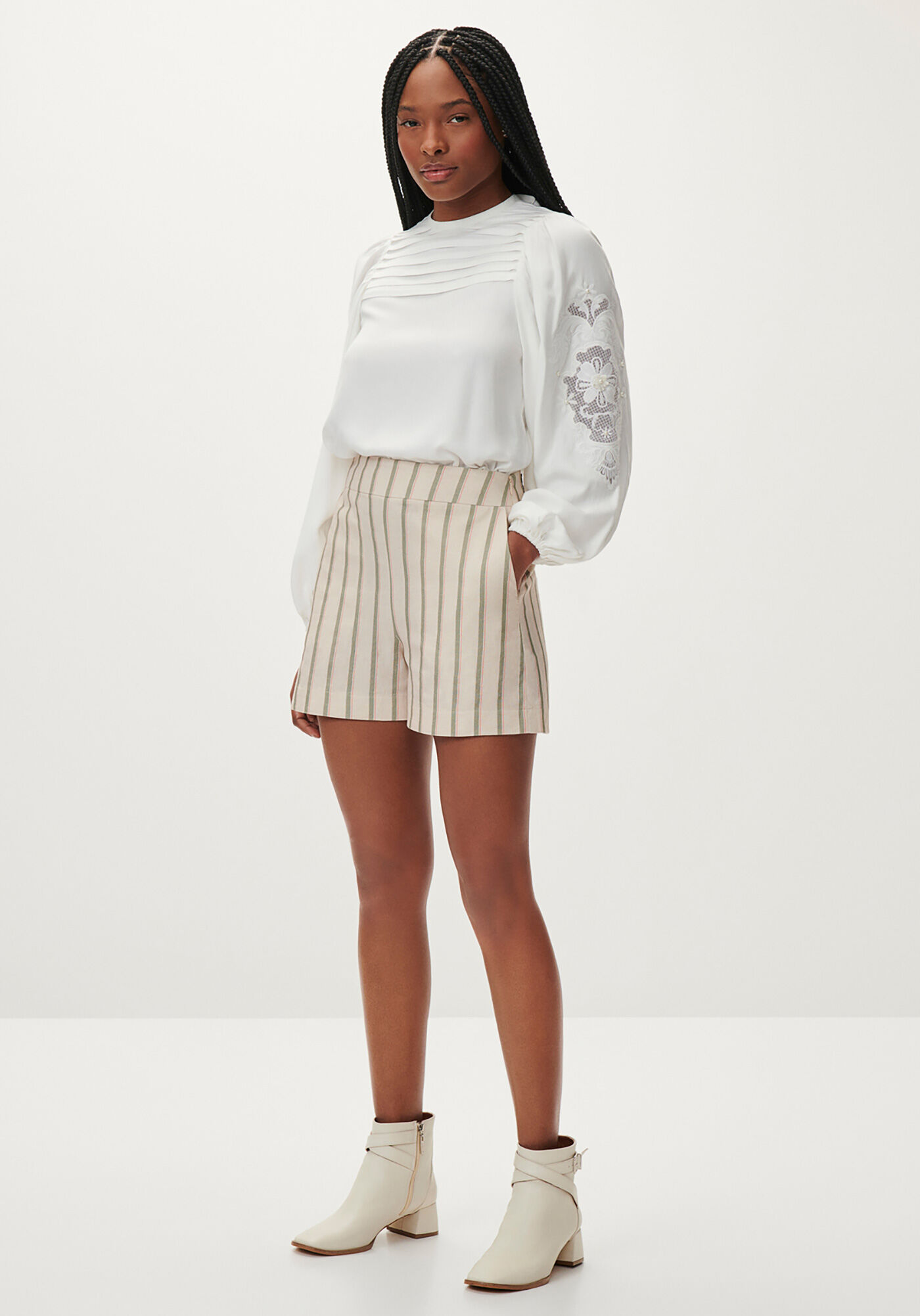 Shorts Listrado em Linho com Bolsos, , large.