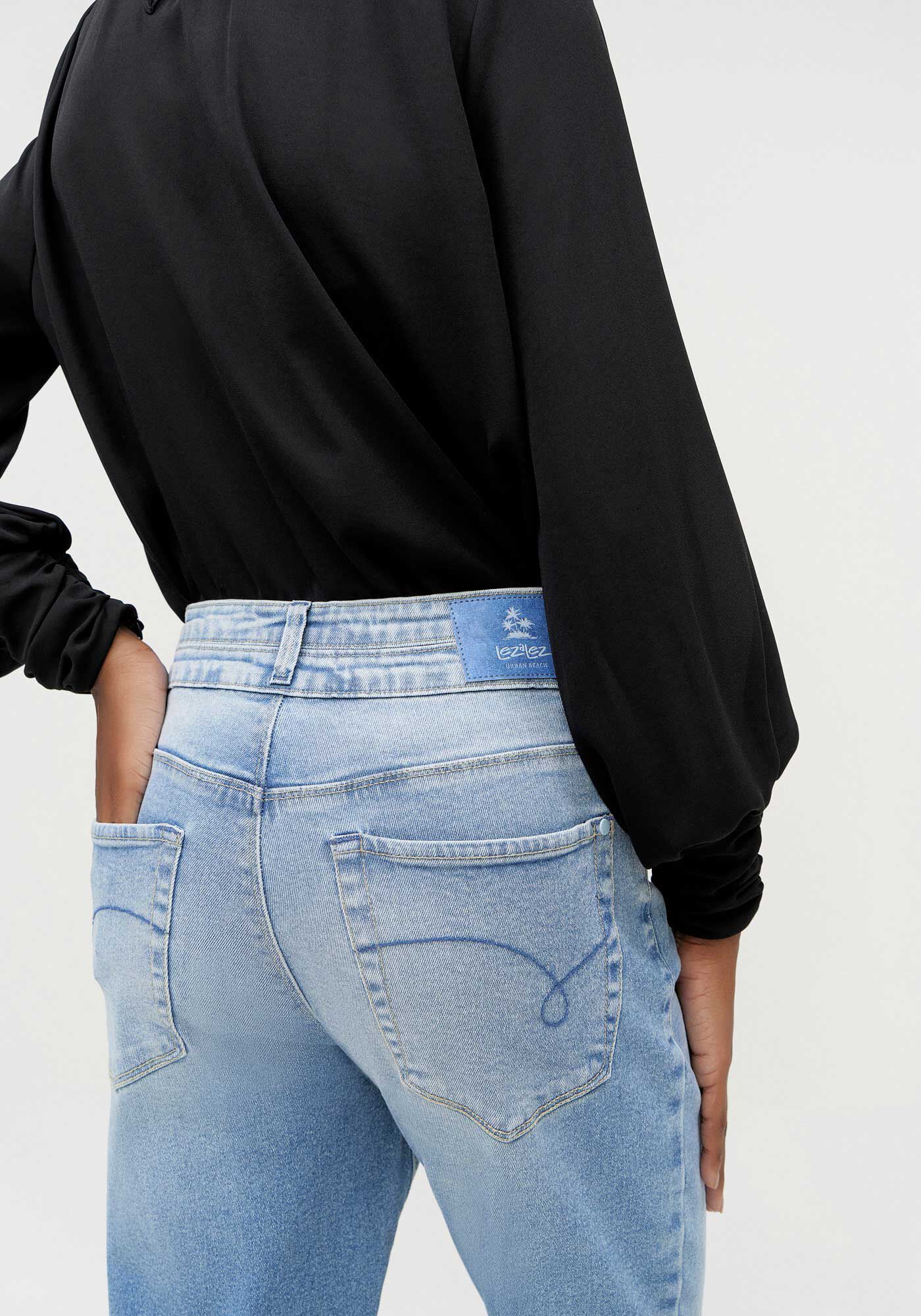 Cal&ccedil;a Jeans Mom Comfort Cropped com Detalhe C&oacute;s, , large.