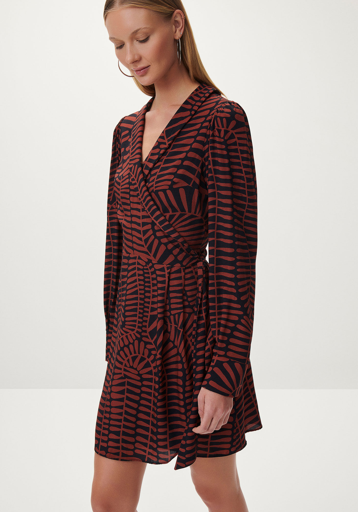 Vestido Curto Manga Longa em Viscose Transpassado, , large.