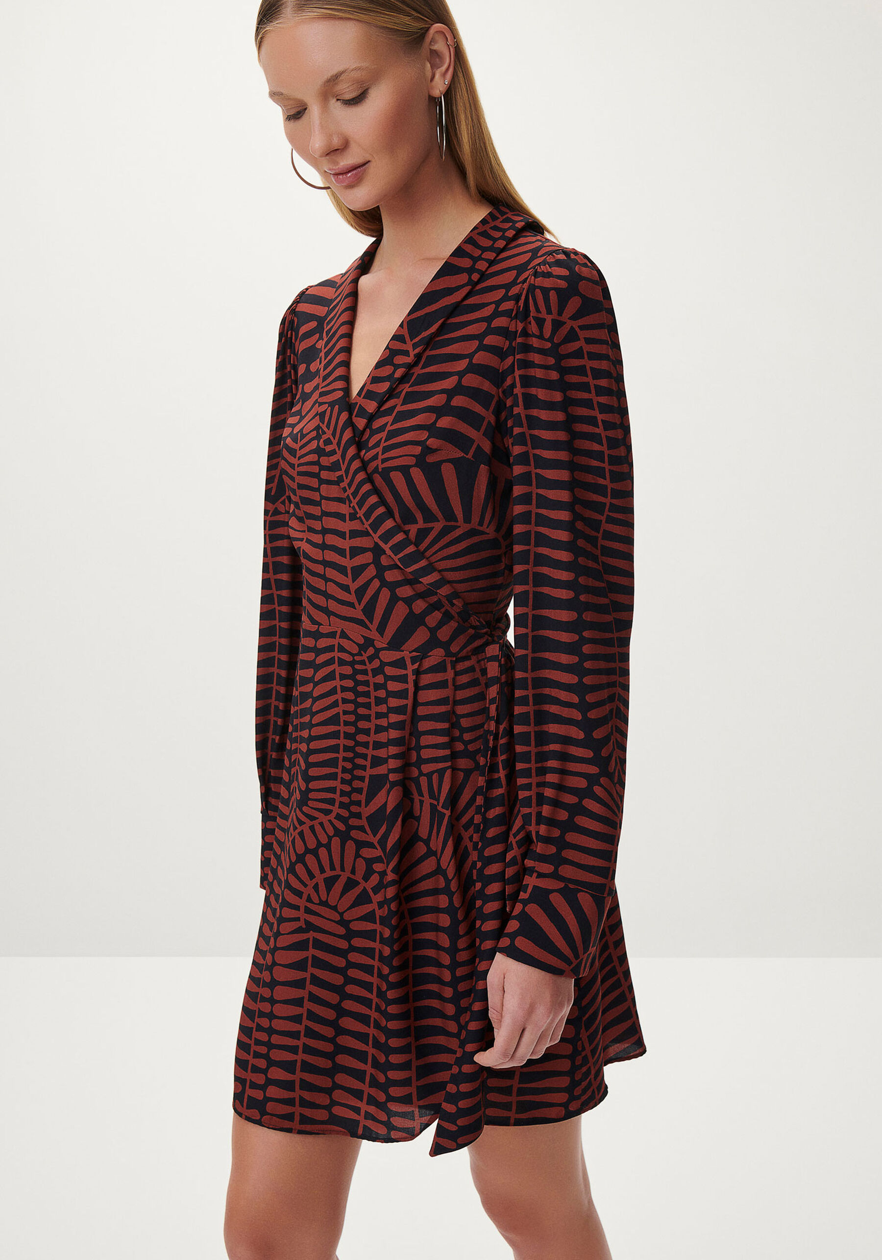 Vestido Curto Manga Longa em Viscose Transpassado, . Vestido Curto Manga Longa em Viscose Transpassado, , large.